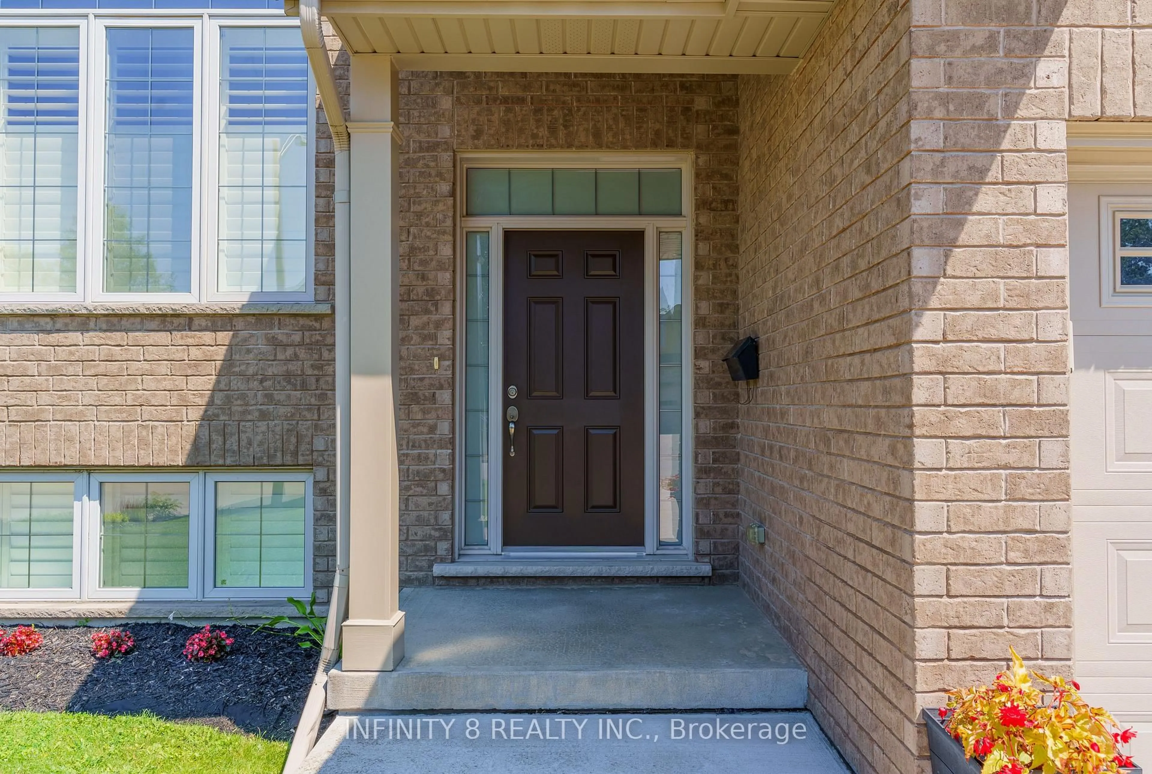 Indoor entryway for 10 Sapphire Crt, St. Catharines Ontario L2M 0A4