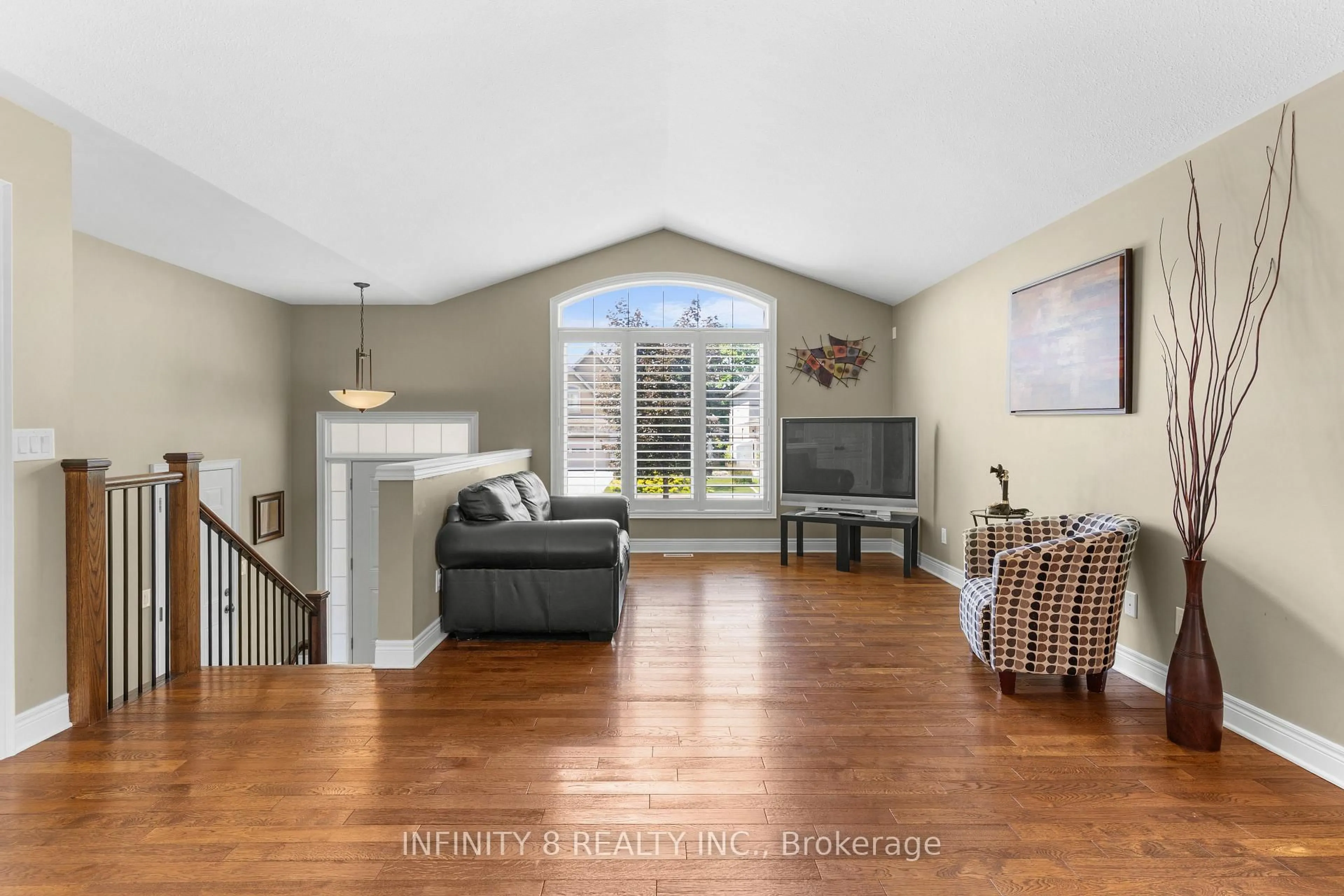 Living room with furniture, unknown for 10 Sapphire Crt, St. Catharines Ontario L2M 0A4