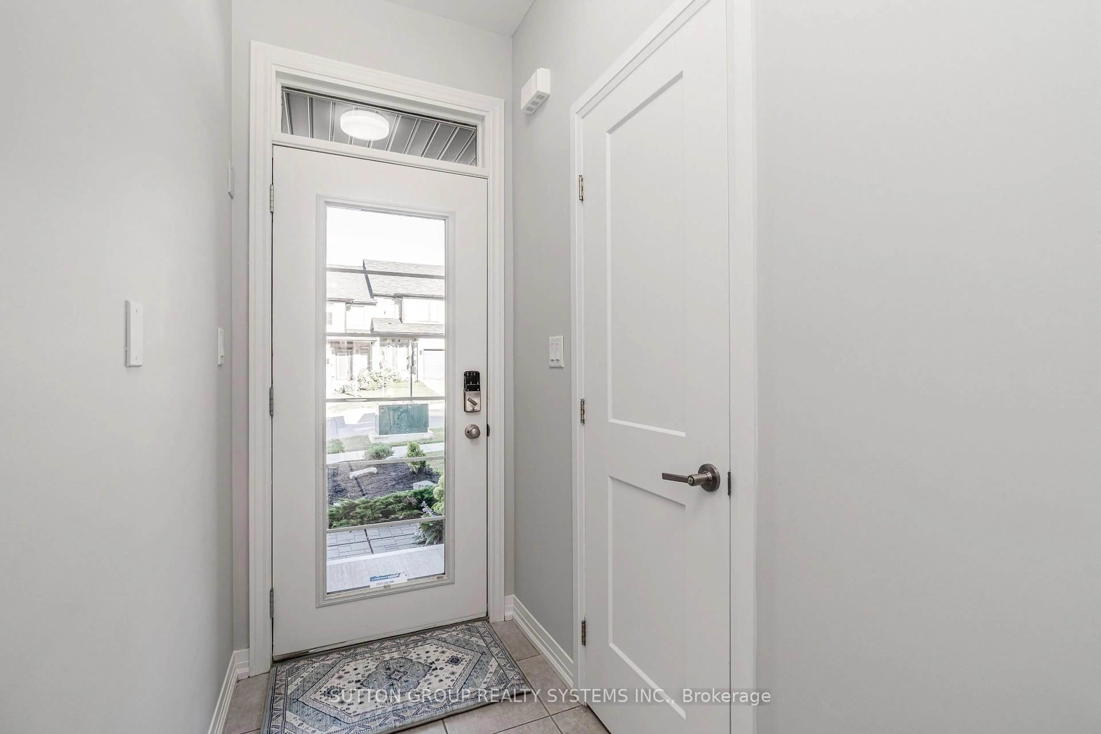 Indoor entryway for 4008 Crown St, Lincoln Ontario L3J 0S3