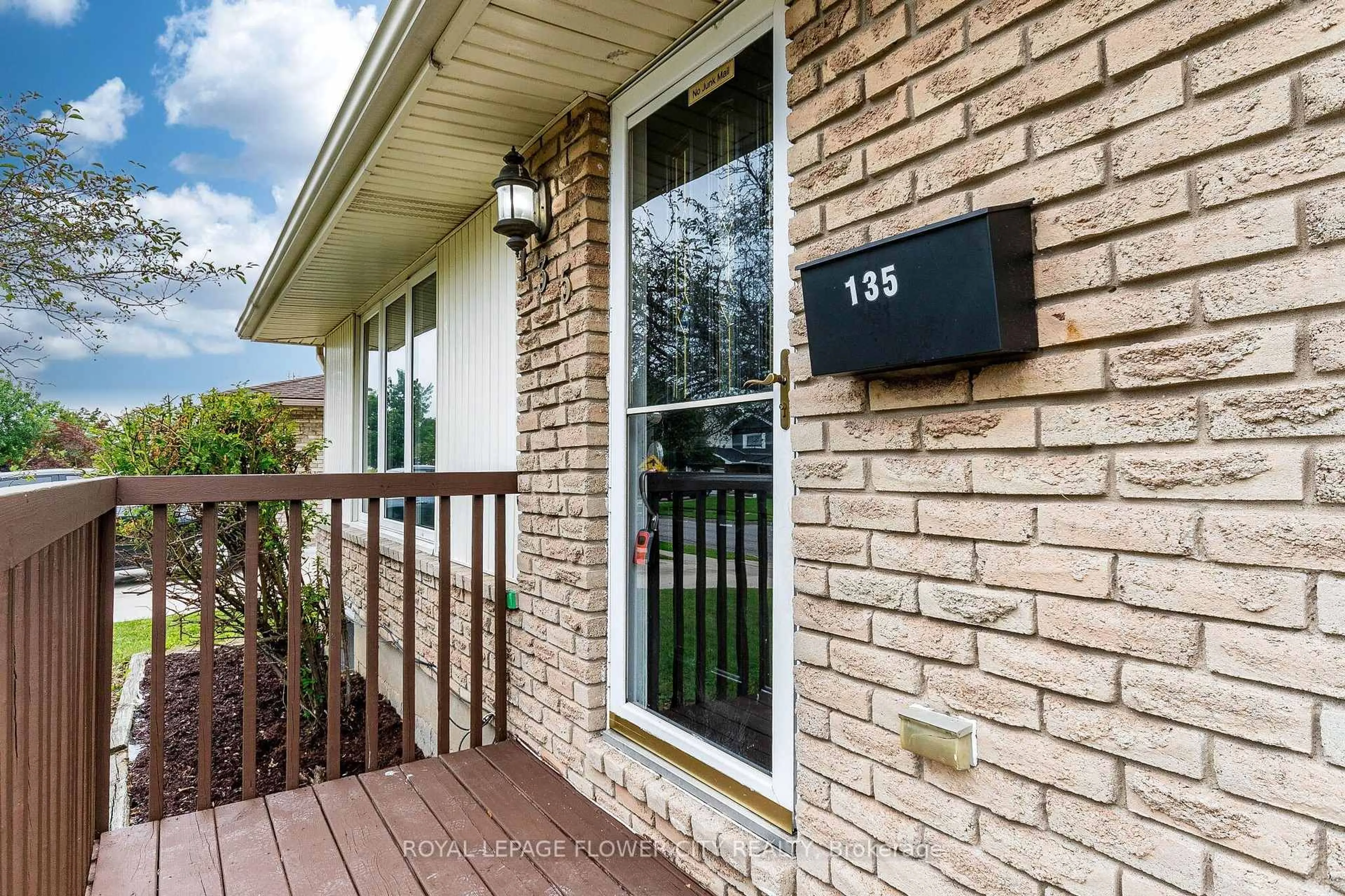 Home with brick exterior material, street for 135 Keefer Rd, Thorold Ontario L2V 4N1