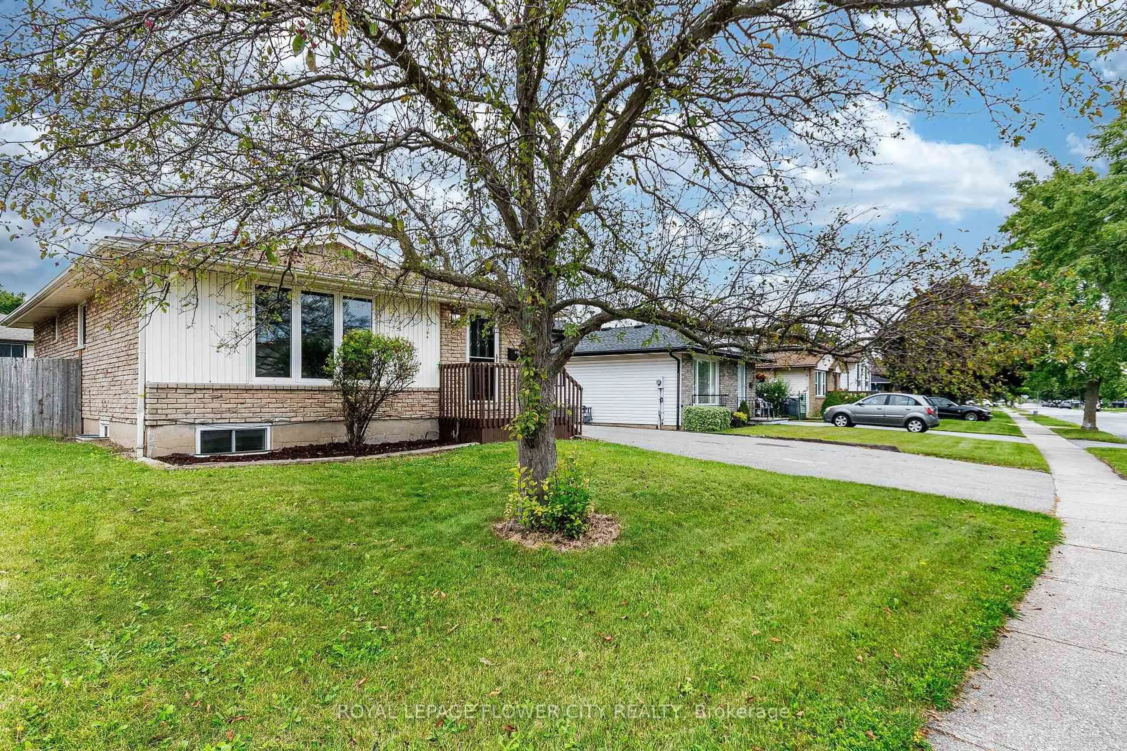 Home with vinyl exterior material, street for 135 Keefer Rd, Thorold Ontario L2V 4N1