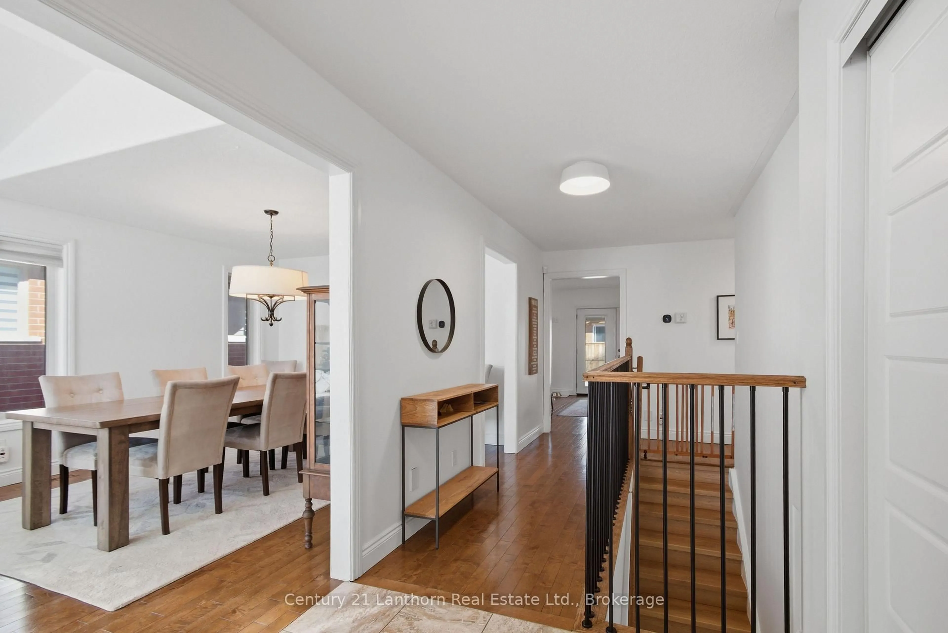 Indoor entryway for 28 Hickory Grve, Belleville Ontario K8N 5Y1