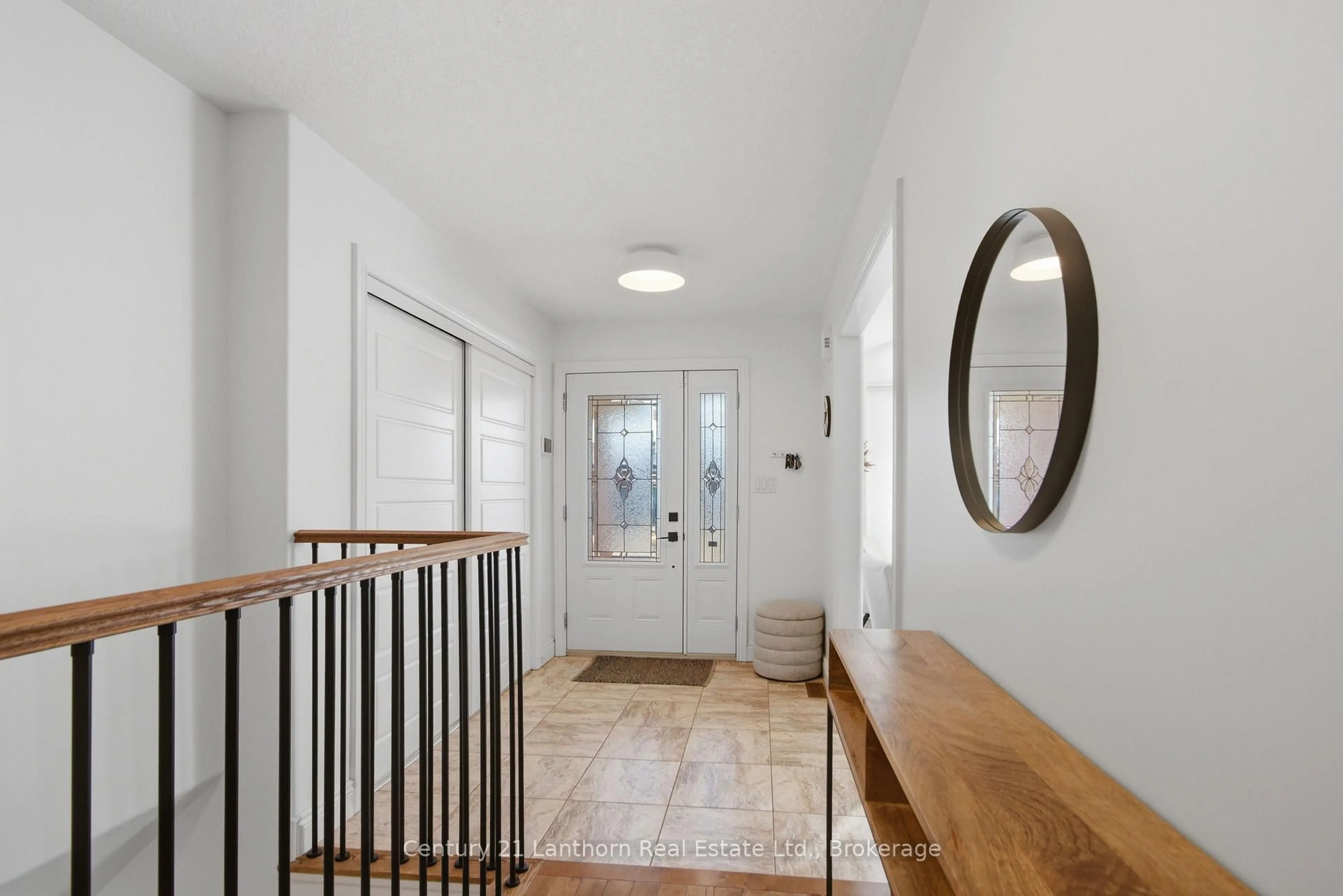 Indoor entryway for 28 Hickory Grve, Belleville Ontario K8N 5Y1