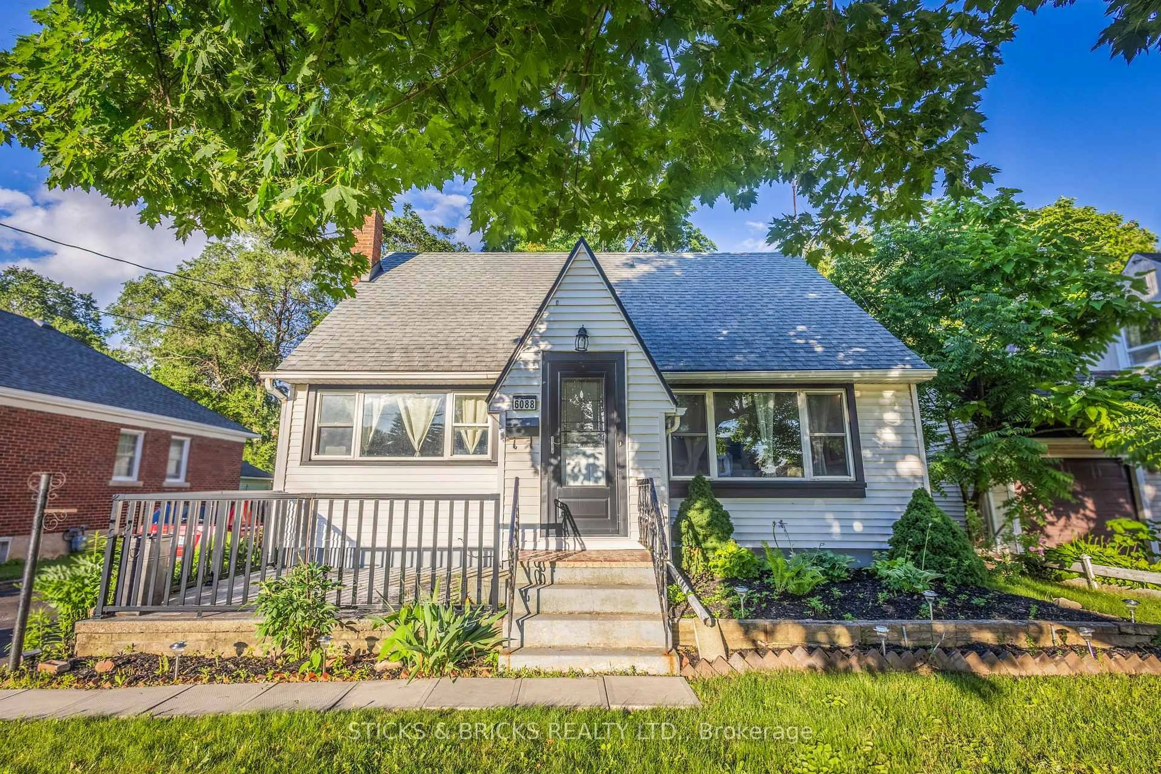 Home with vinyl exterior material, street for 6088 Dorchester Rd, Niagara Falls Ontario L2G 5T2