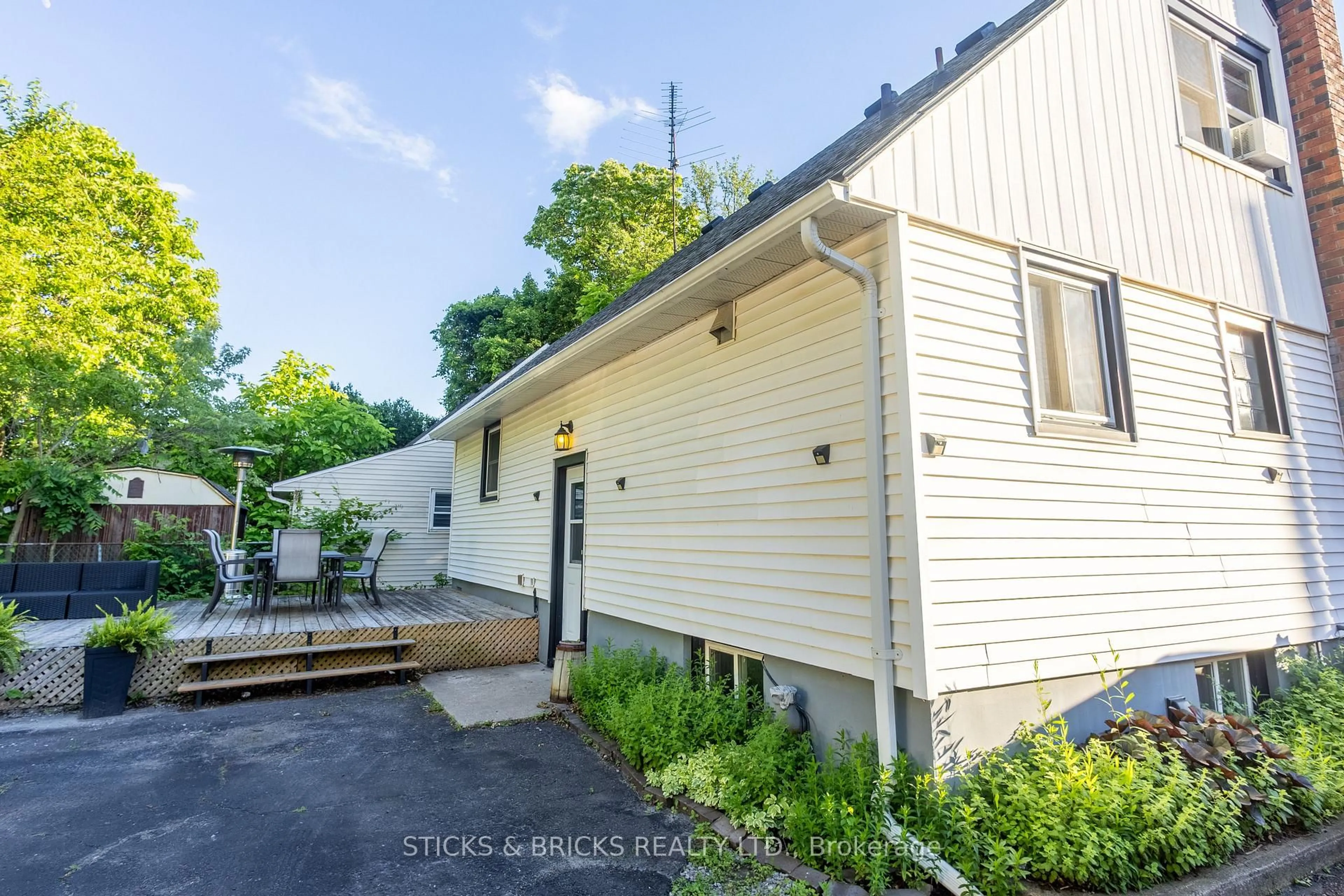 A pic from outside/outdoor area/front of a property/back of a property/a pic from drone, street for 6088 Dorchester Rd, Niagara Falls Ontario L2G 5T2