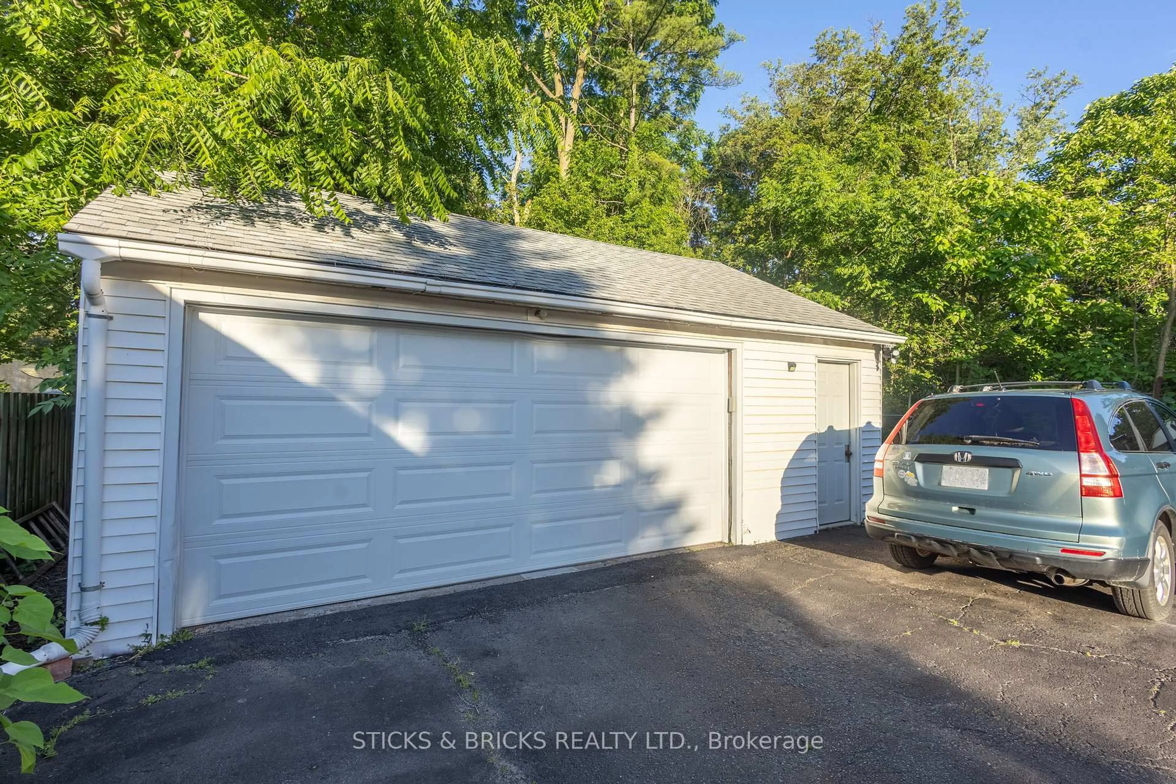 Indoor garage for 6088 Dorchester Rd, Niagara Falls Ontario L2G 5T2
