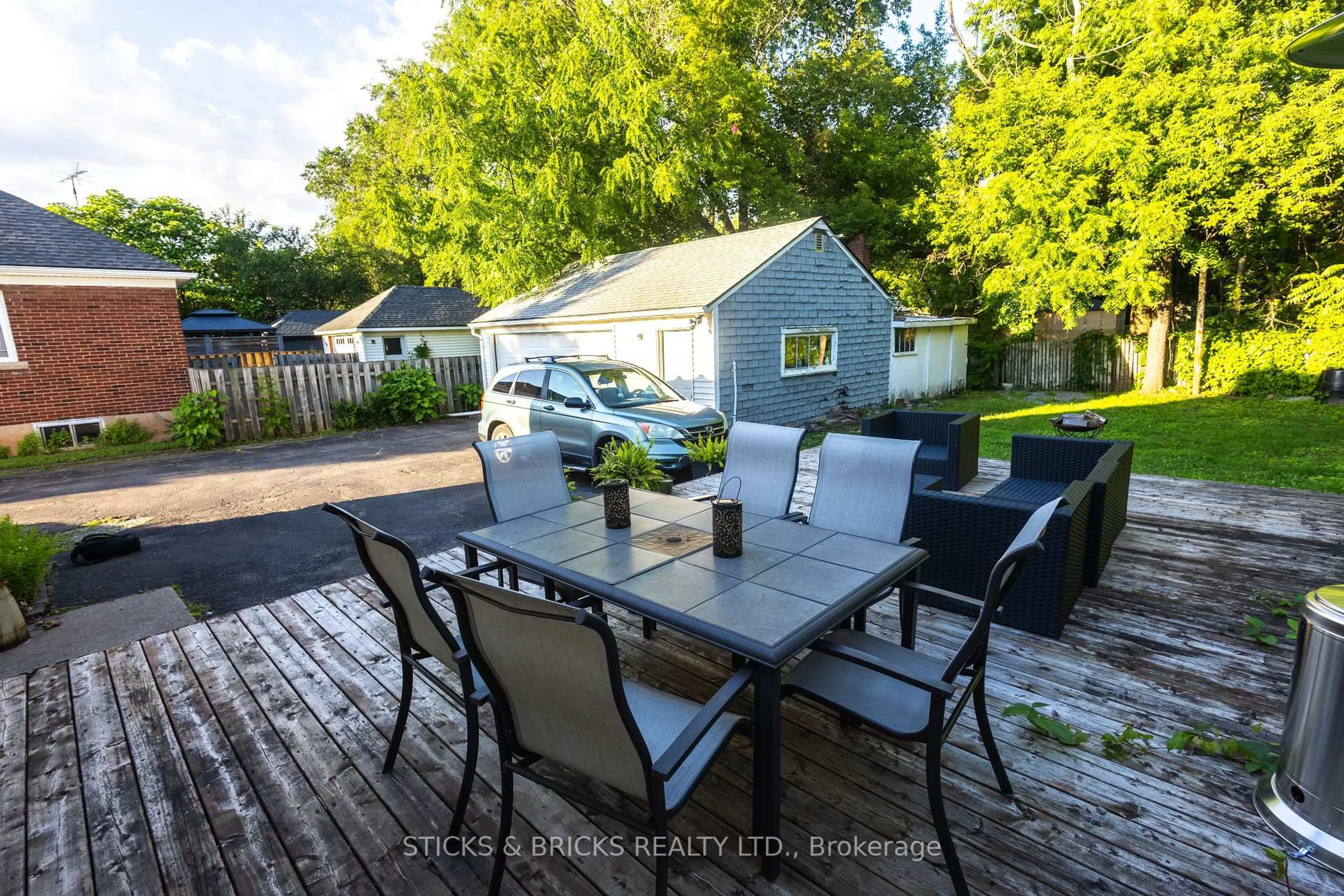 Patio, street for 6088 Dorchester Rd, Niagara Falls Ontario L2G 5T2