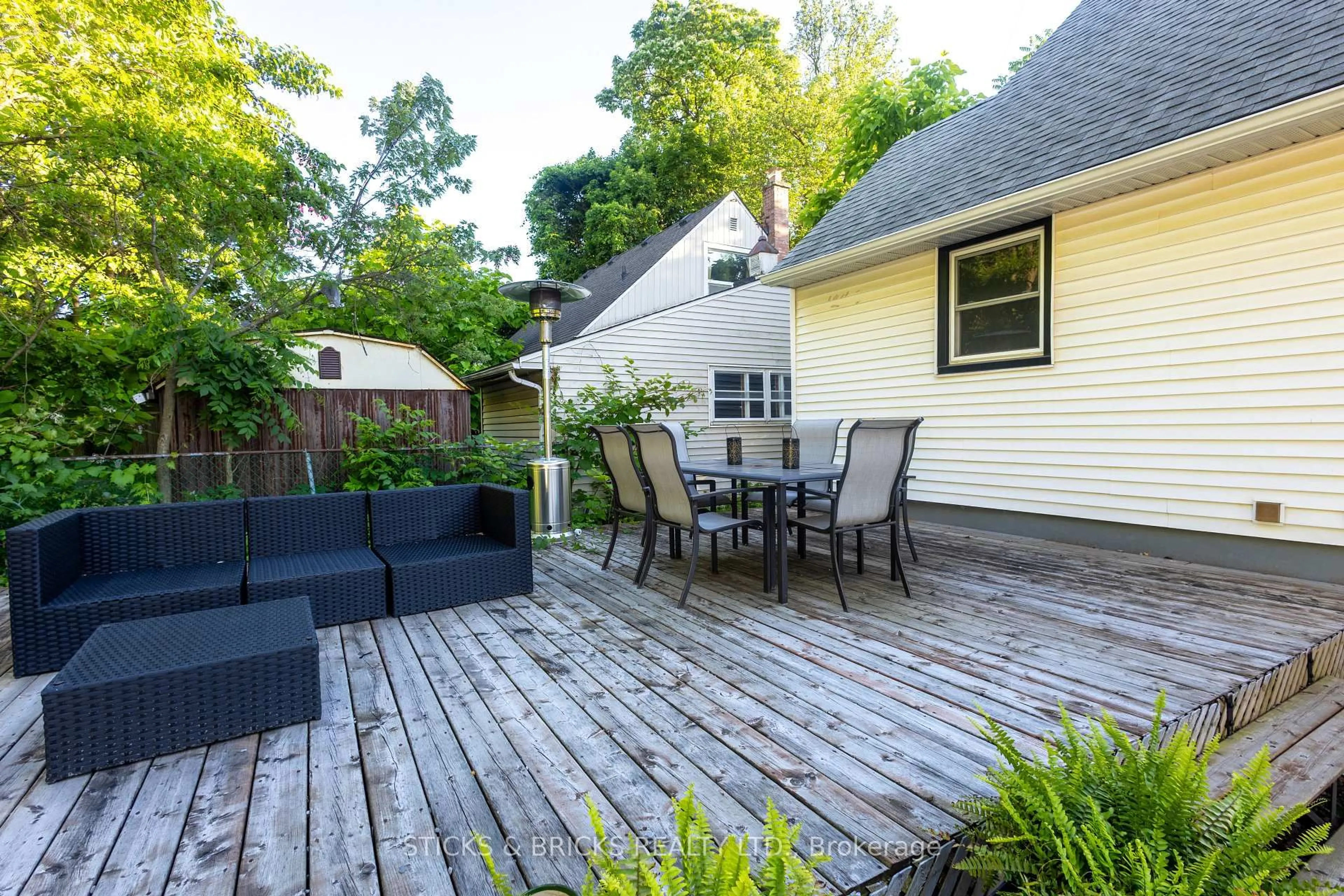 Patio, street for 6088 Dorchester Rd, Niagara Falls Ontario L2G 5T2
