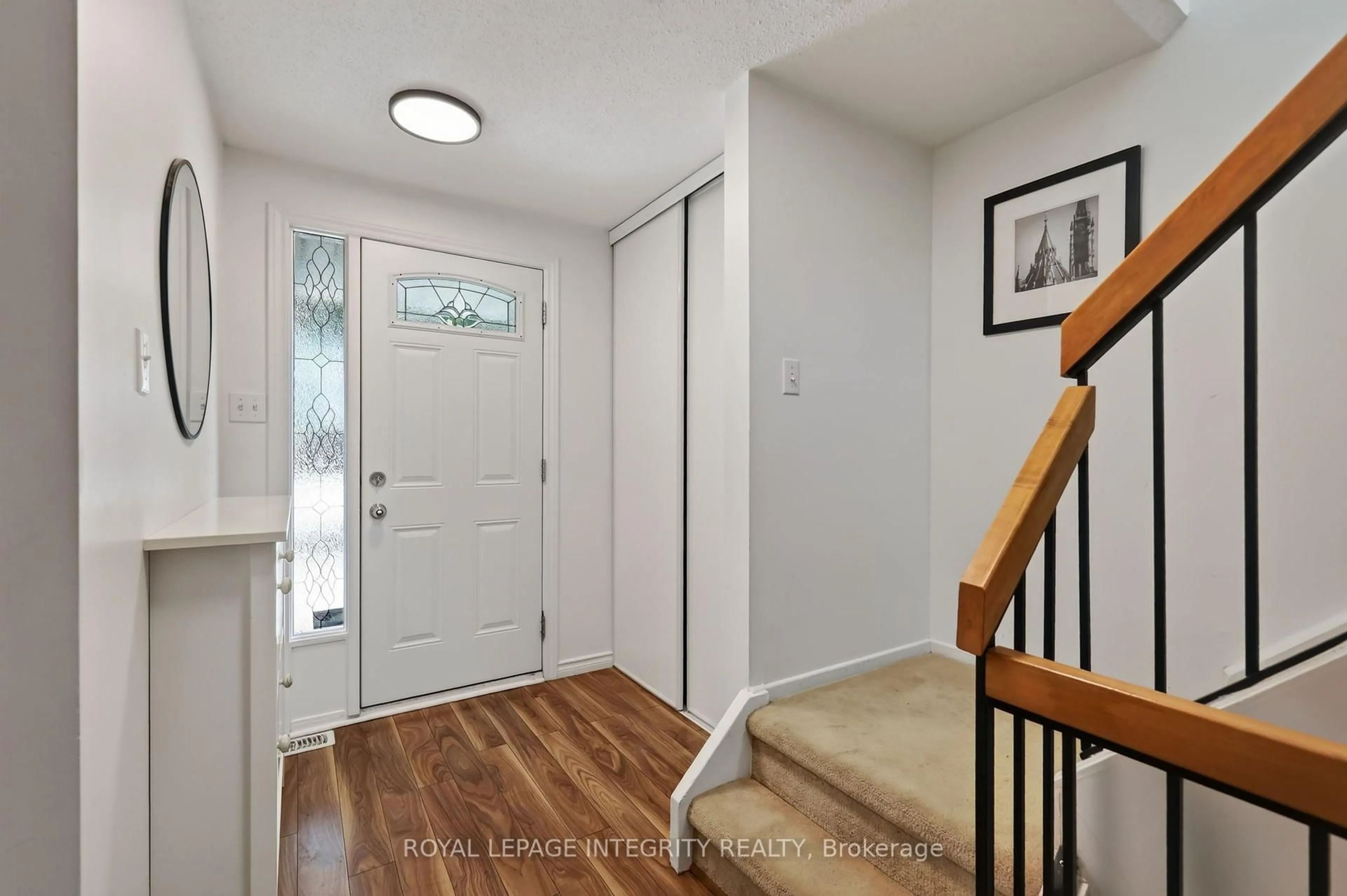 Indoor entryway for 1723 Lafrance Dr, Orleans Ontario K1E 2H1