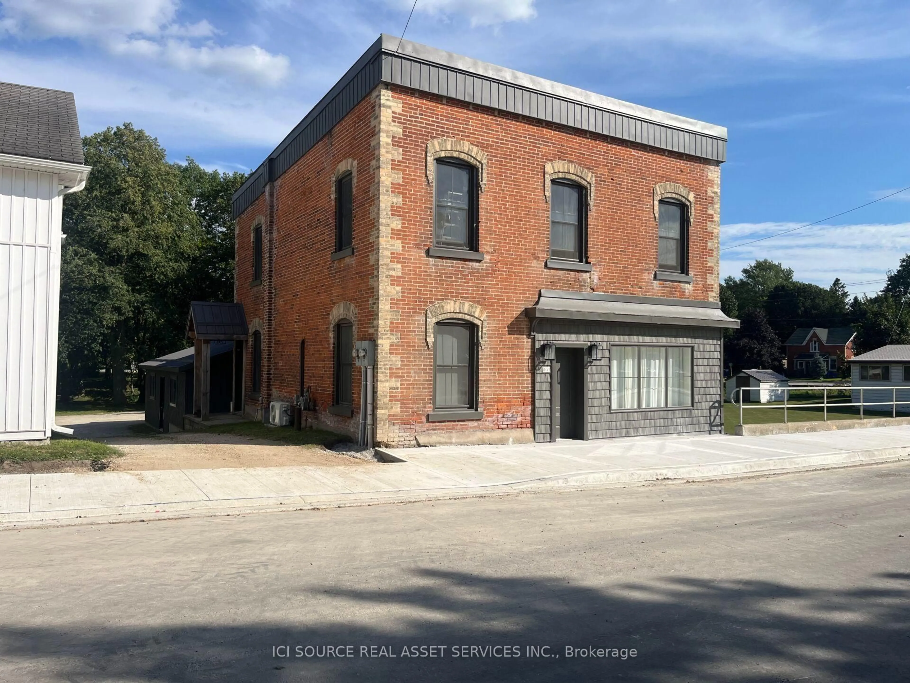 Home with brick exterior material, building for 27 Arthur St, Minto Ontario N0G 1Z0