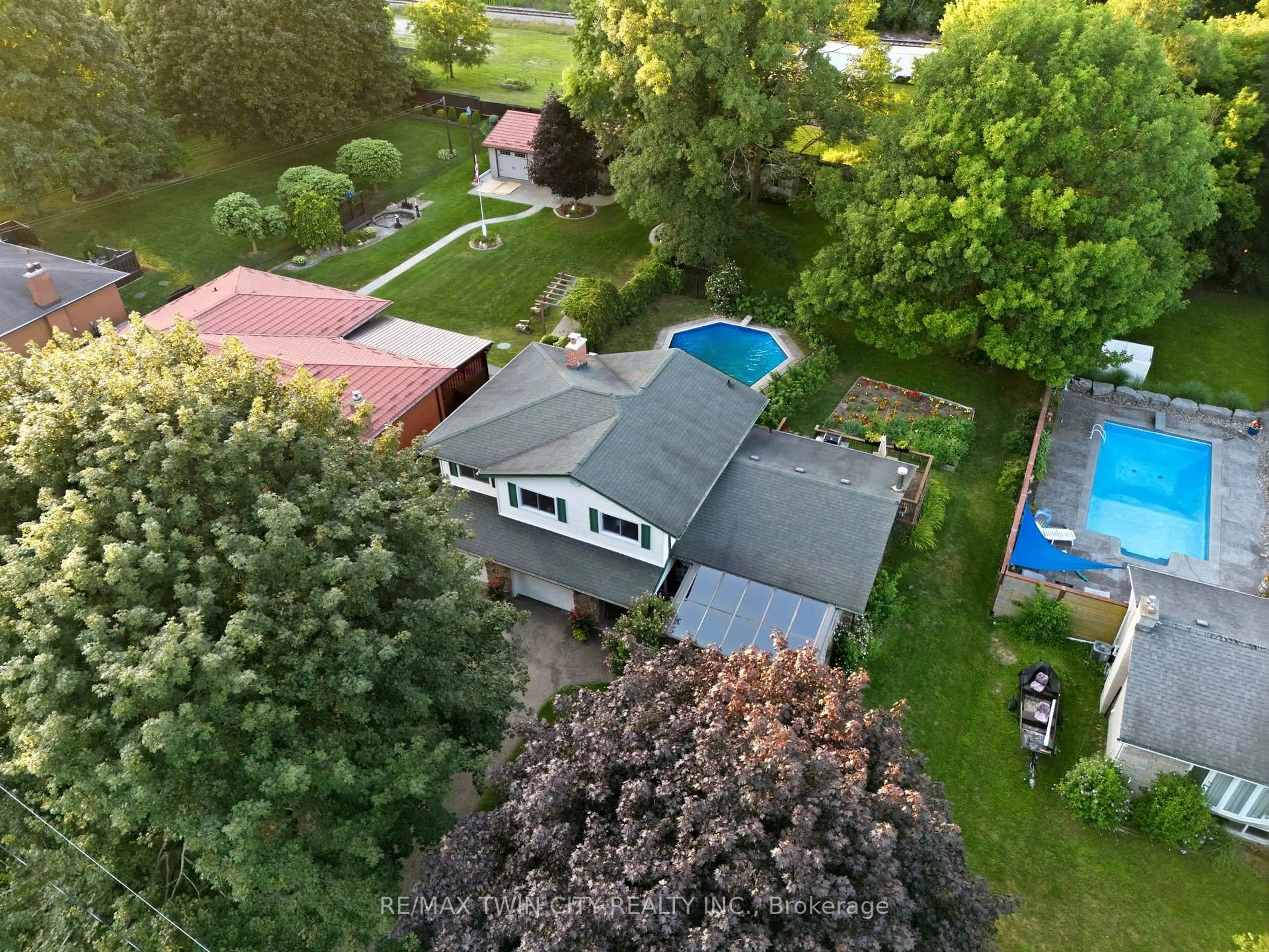 A pic from outside/outdoor area/front of a property/back of a property/a pic from drone, unknown for 25 Alice Cres, Wilmot Ontario N0B 2H0