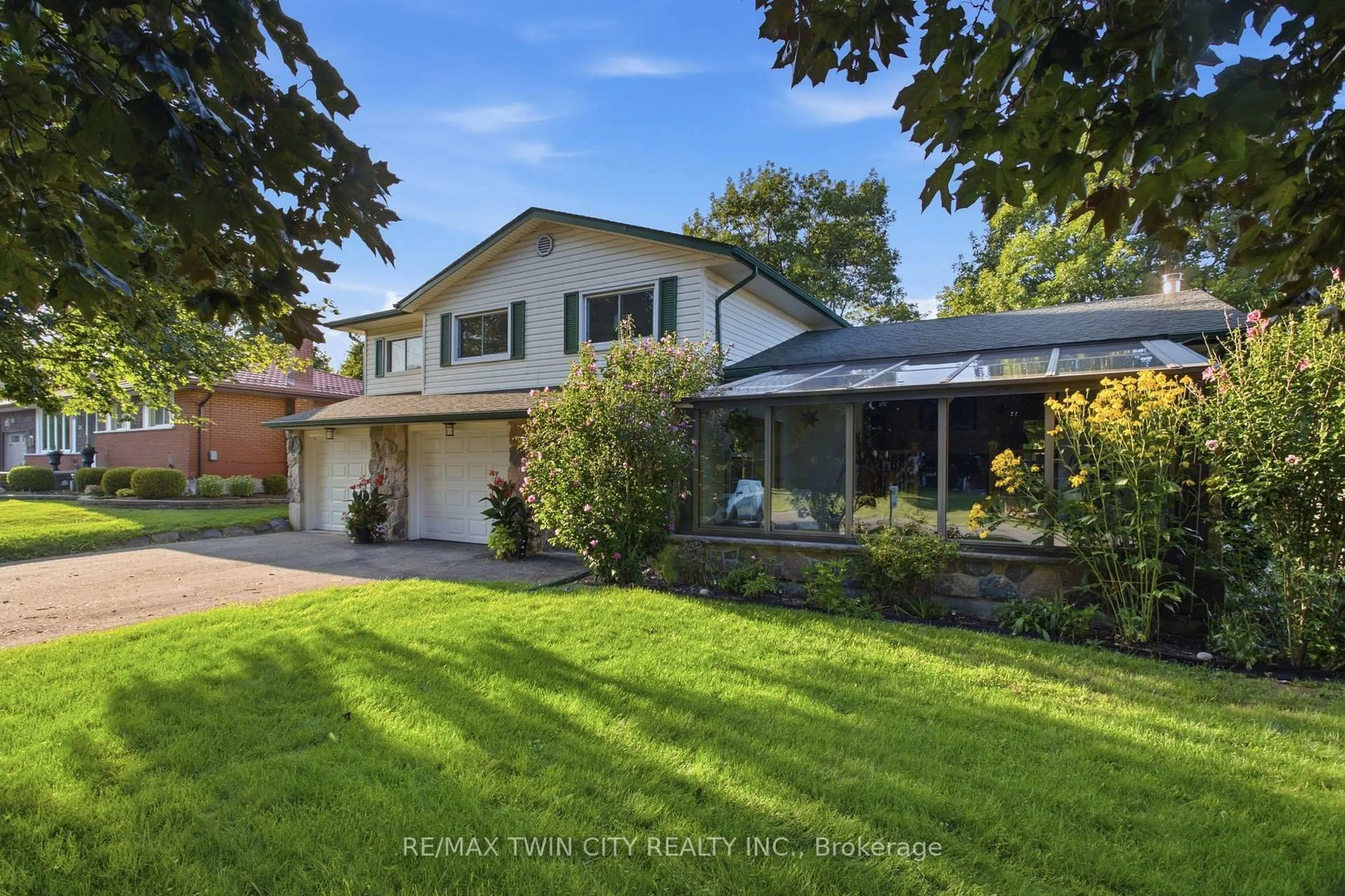 A pic from outside/outdoor area/front of a property/back of a property/a pic from drone, street for 25 Alice Cres, Wilmot Ontario N0B 2H0