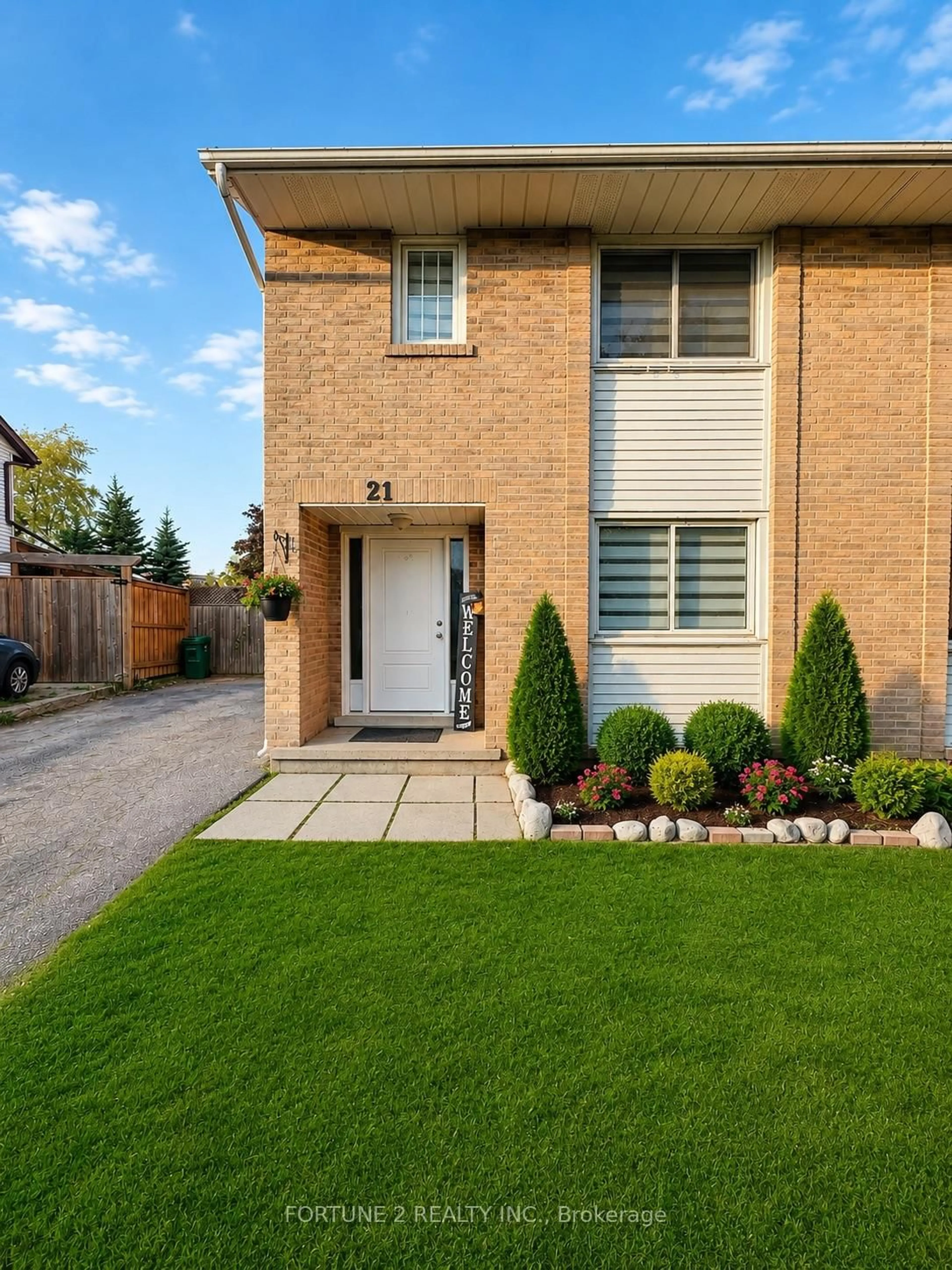 Home with brick exterior material, street for 21 Roberts Cres, Kitchener Ontario N2E 1A6
