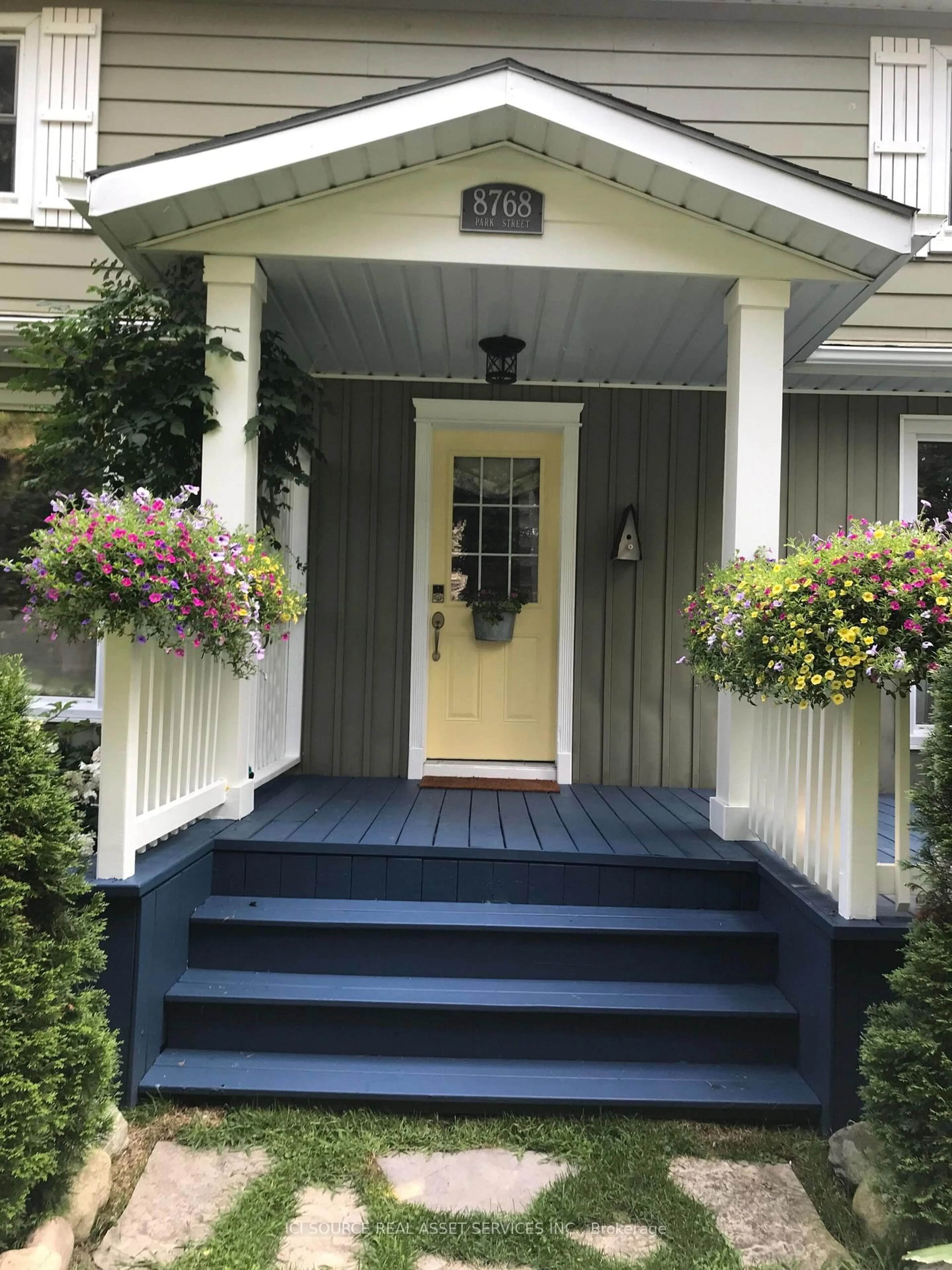 Indoor entryway for 8768 Park St, Lambton Shores Ontario N0N 1J7