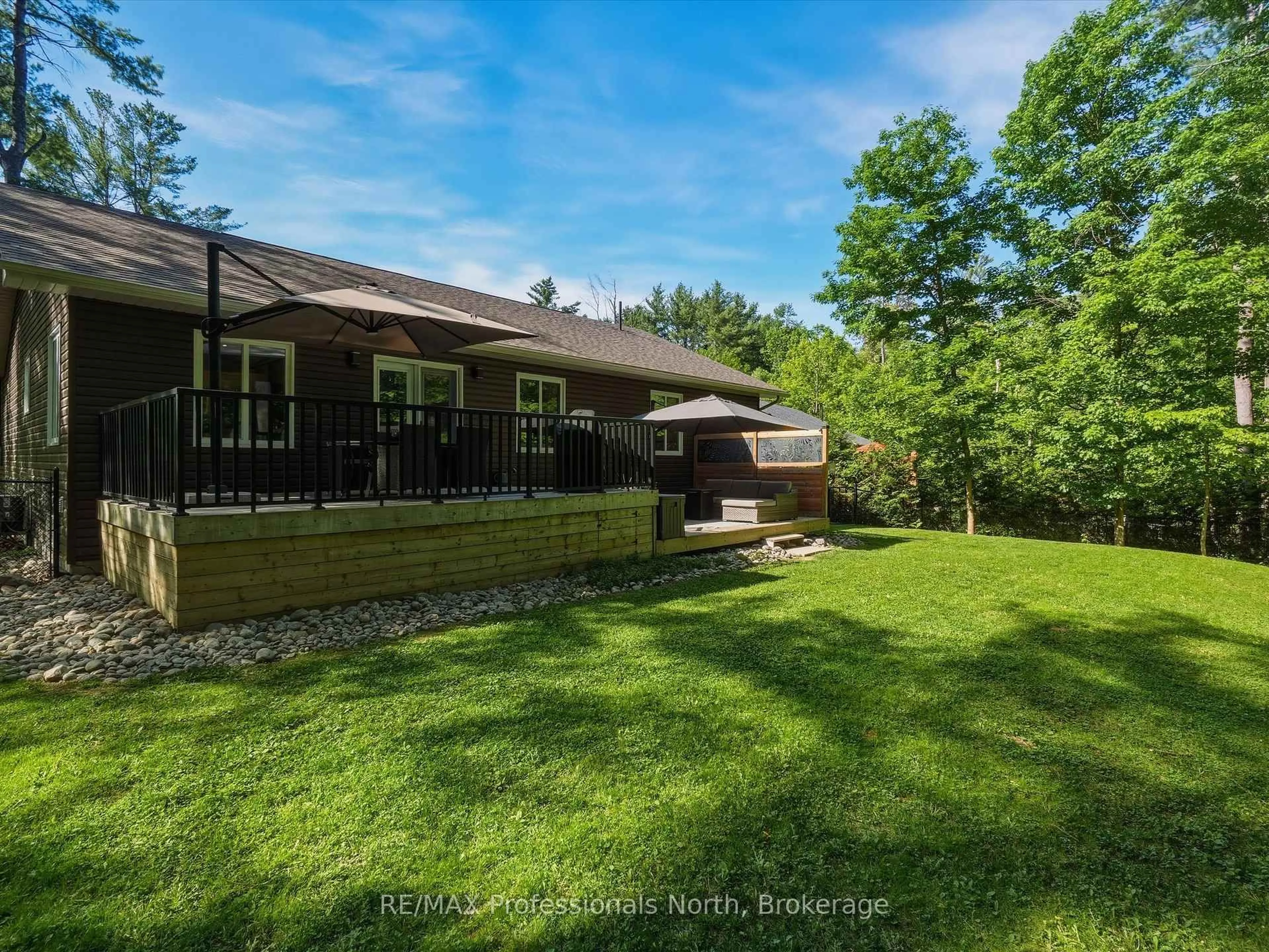 A pic from outside/outdoor area/front of a property/back of a property/a pic from drone, unknown for 188 Vel-Dor Cres, Bracebridge Ontario P1L 1J4