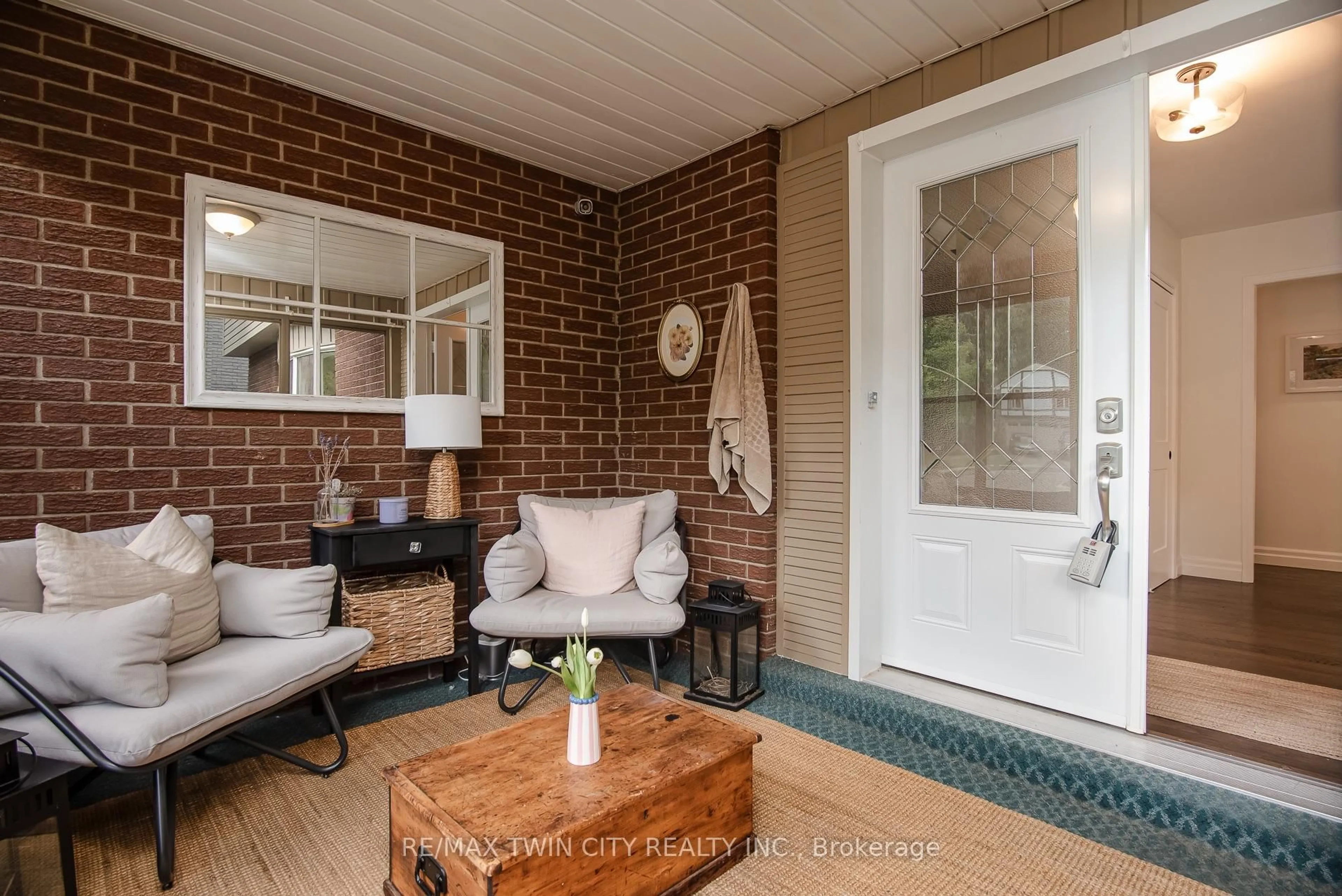Indoor entryway for 51 Murrayhill Crt, Kitchener Ontario N2E 1N8