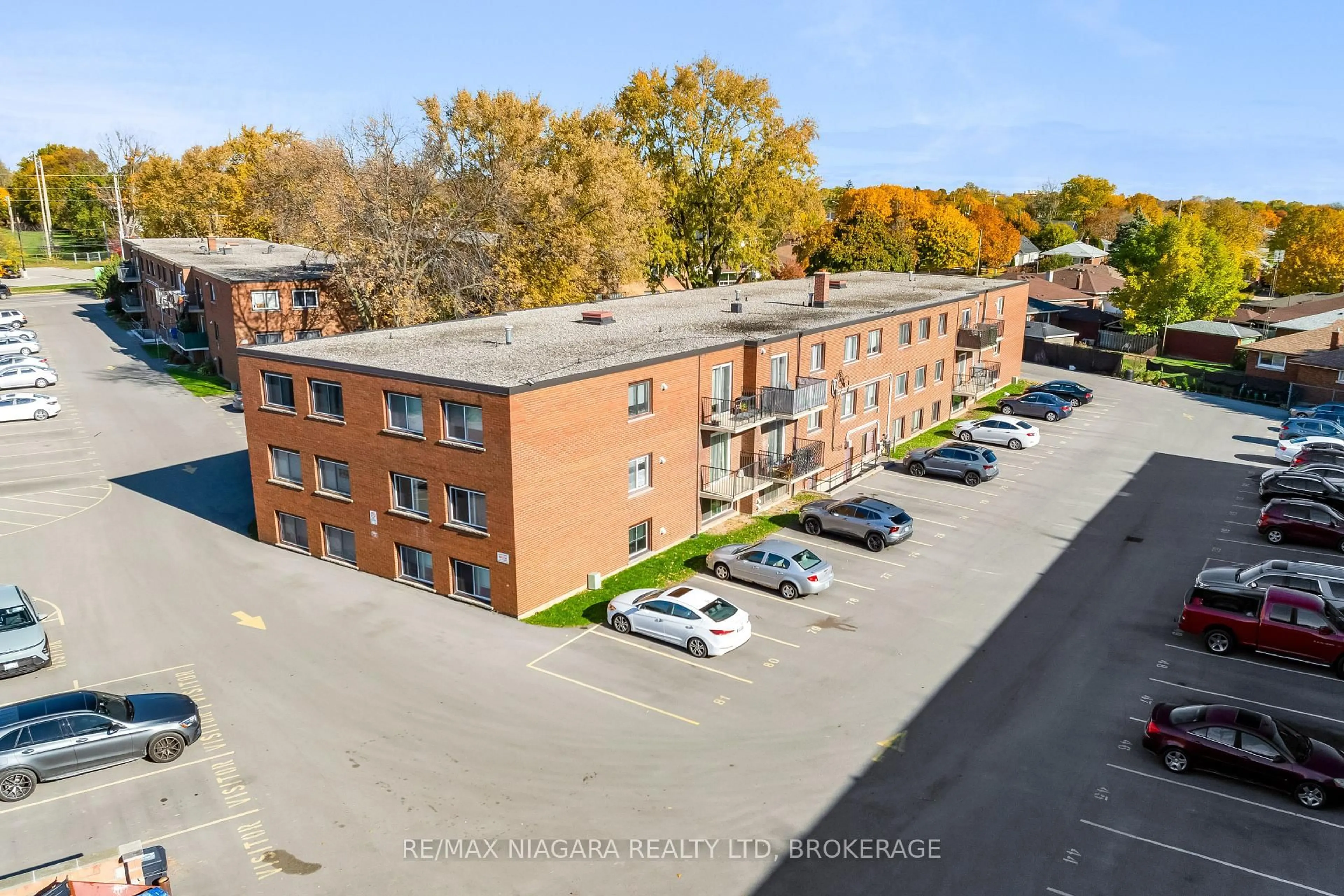 A pic from outside/outdoor area/front of a property/back of a property/a pic from drone, building for 452 Carlton St #25, St. Catharines Ontario L2M 4X1