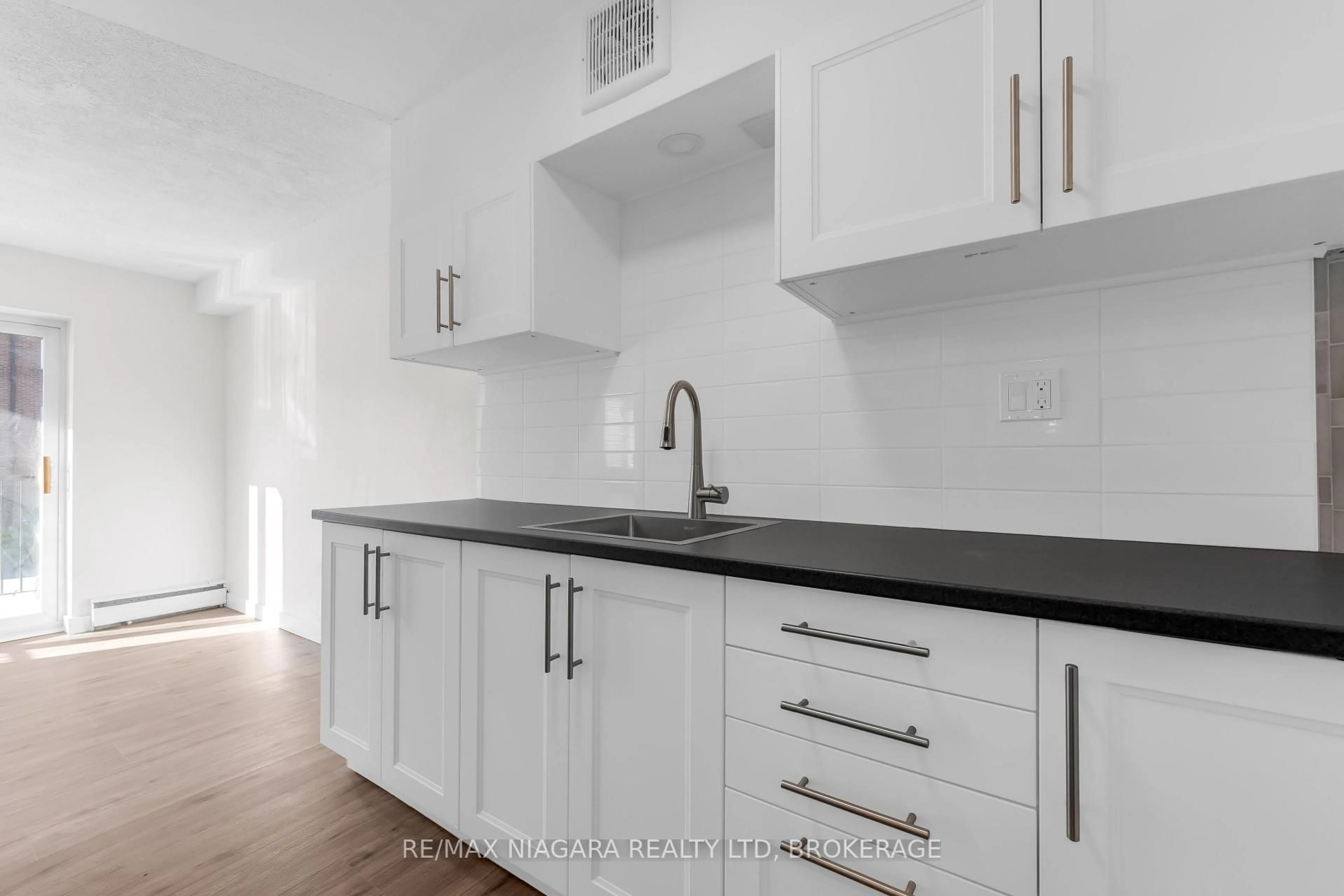Standard kitchen, unknown for 452 Carlton St #25, St. Catharines Ontario L2M 4X1