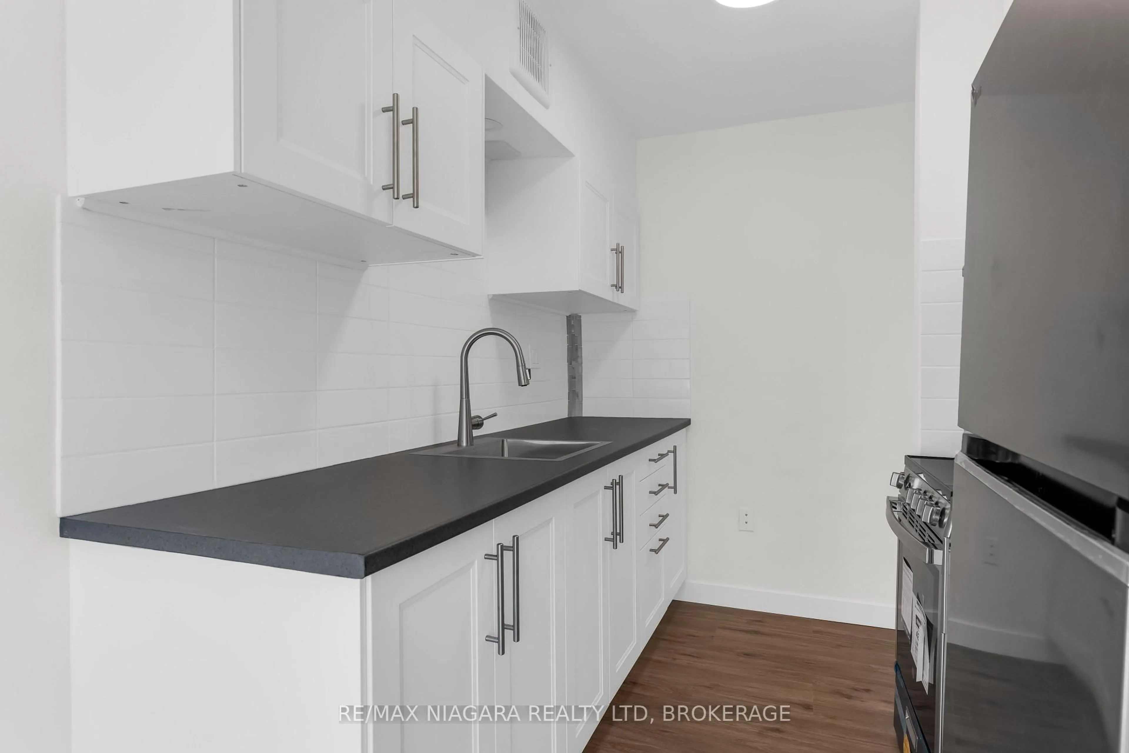 Standard kitchen, unknown for 452 Carlton St #25, St. Catharines Ontario L2M 4X1
