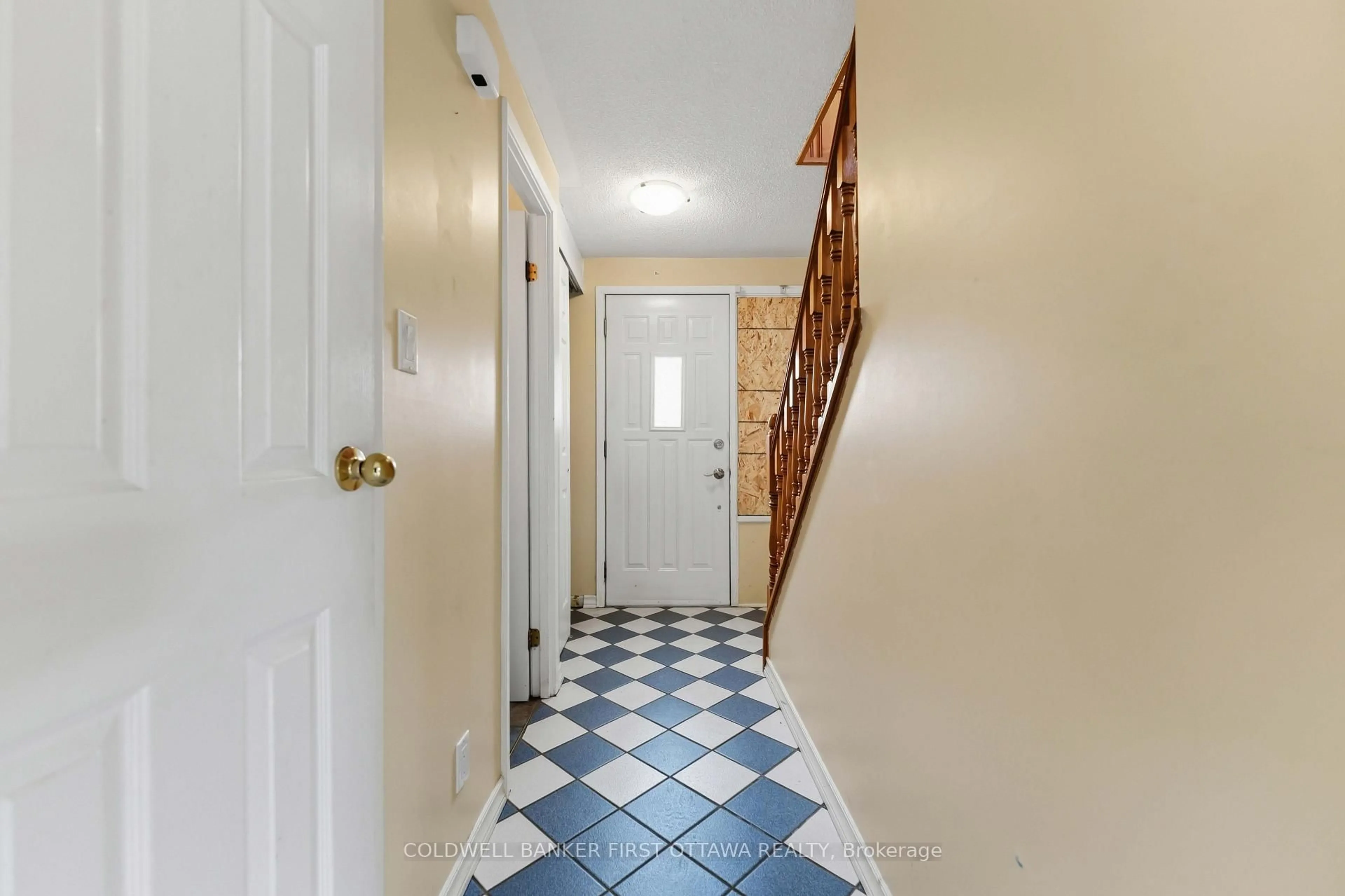 Indoor foyer for 1532 Beaverpond Dr #A, Ottawa Ontario K1B 3R9