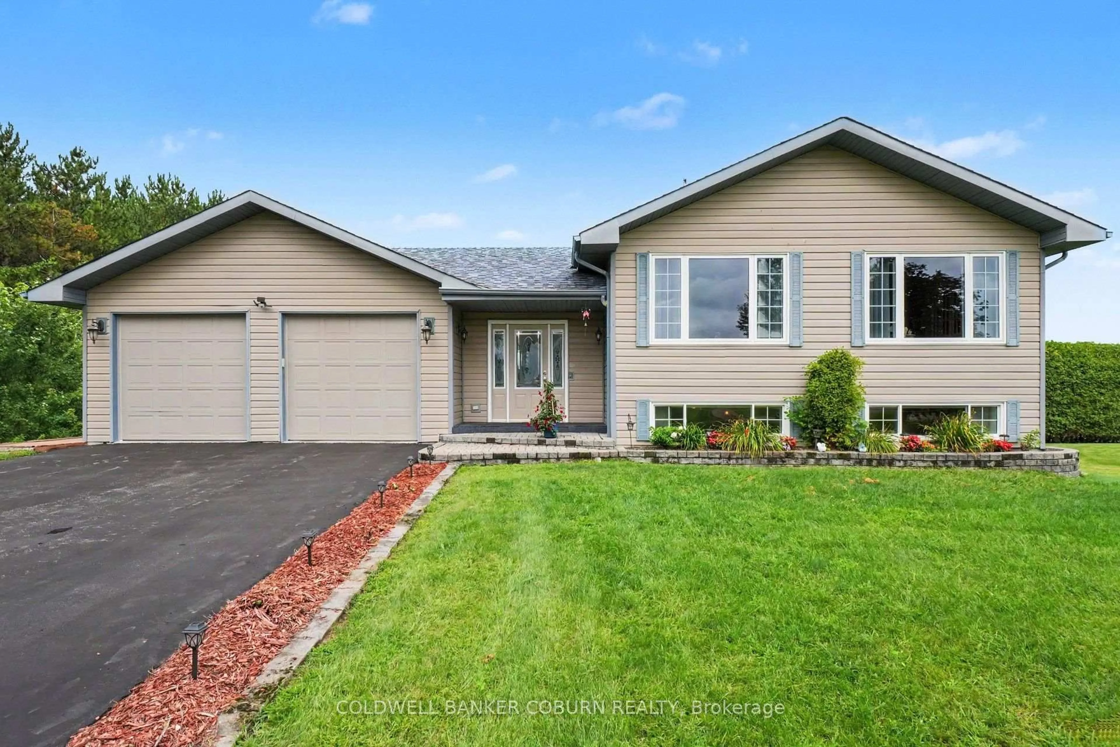 Home with vinyl exterior material, street for 11711 Breezewood Ave, South Dundas Ontario K0C 1X0