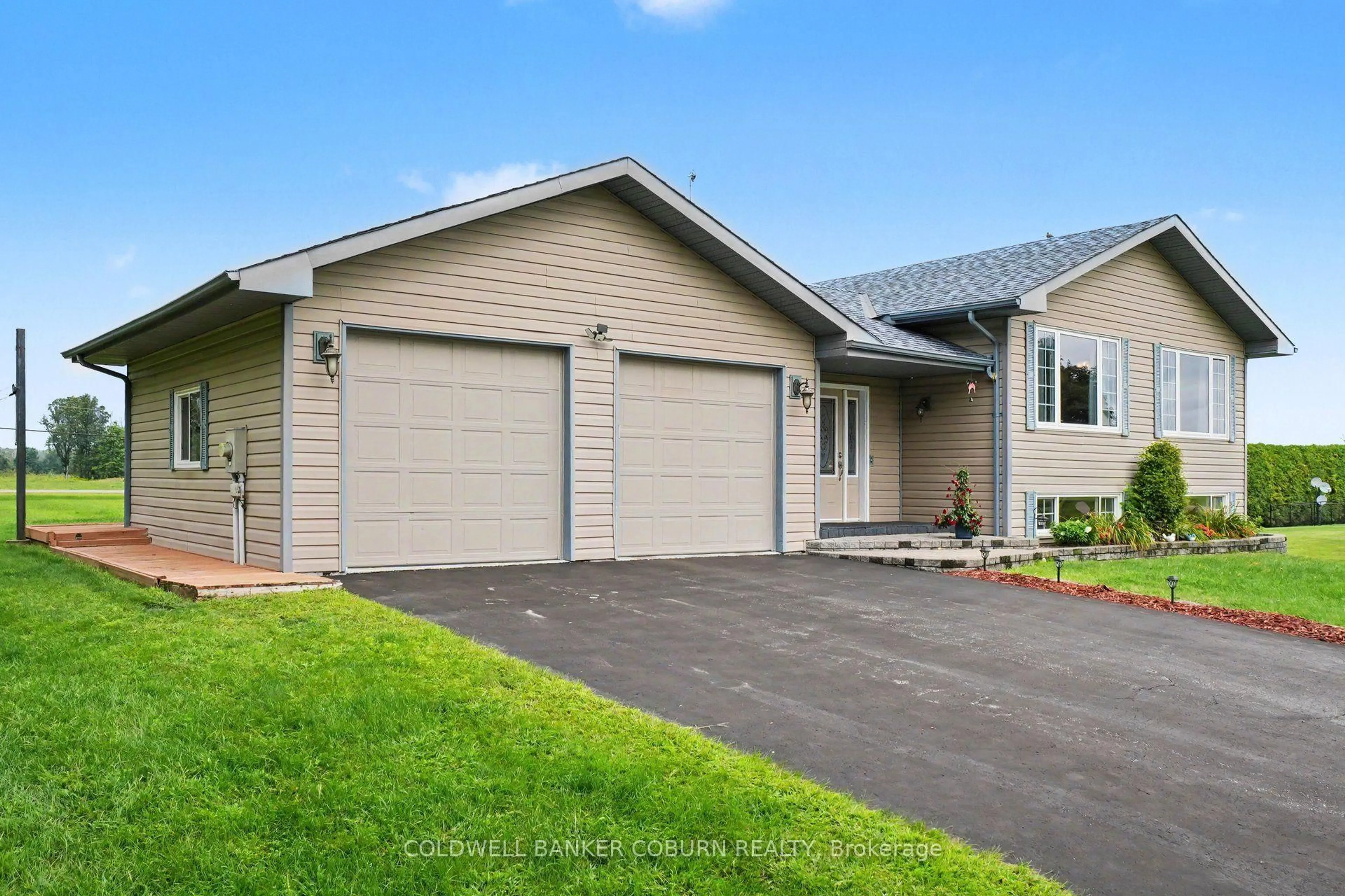 Home with vinyl exterior material, street for 11711 Breezewood Ave, South Dundas Ontario K0C 1X0