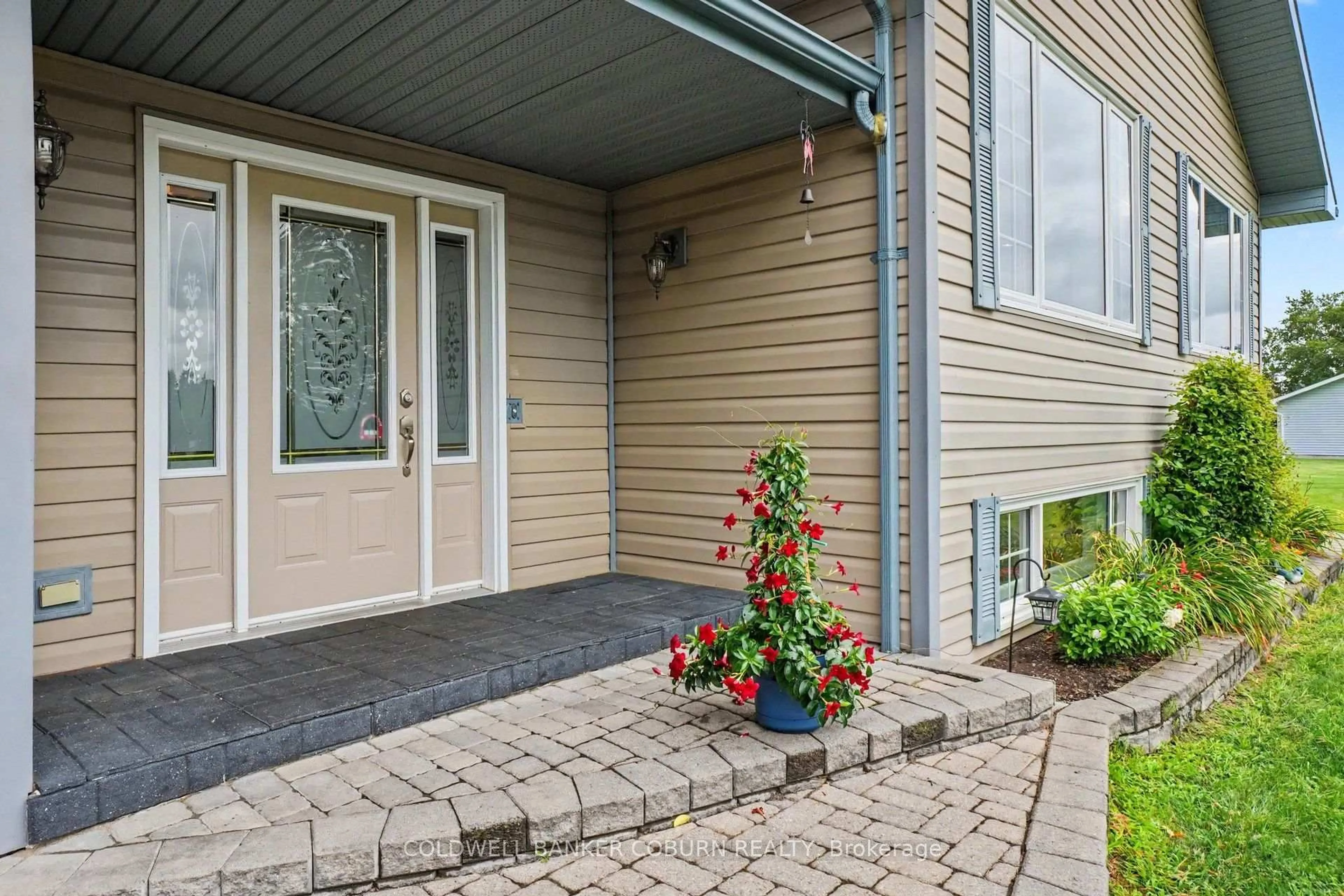 Patio, street for 11711 Breezewood Ave, South Dundas Ontario K0C 1X0