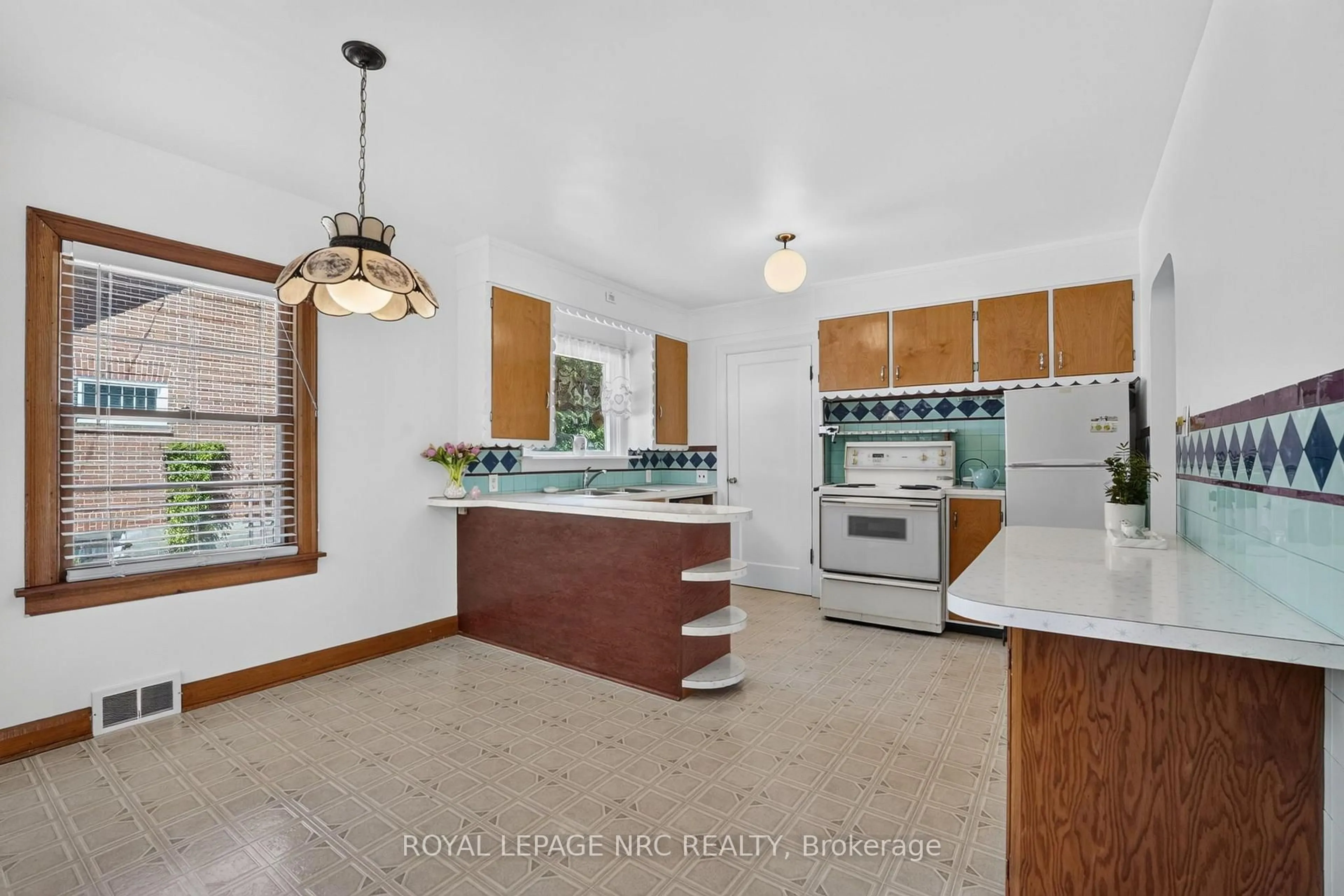 Open concept kitchen, ceramic/tile floor for 3832 Highland Dr, Fort Erie Ontario L0S 1N0