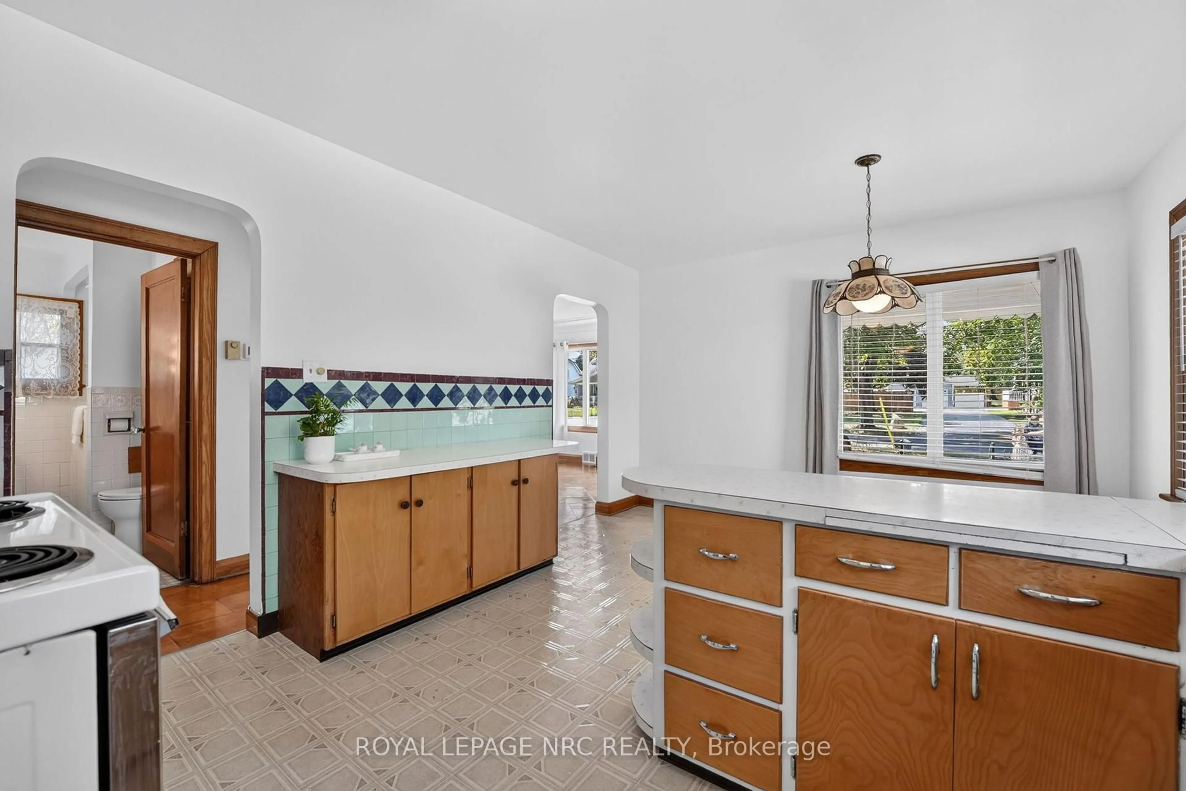Open concept kitchen, ceramic/tile floor for 3832 Highland Dr, Fort Erie Ontario L0S 1N0