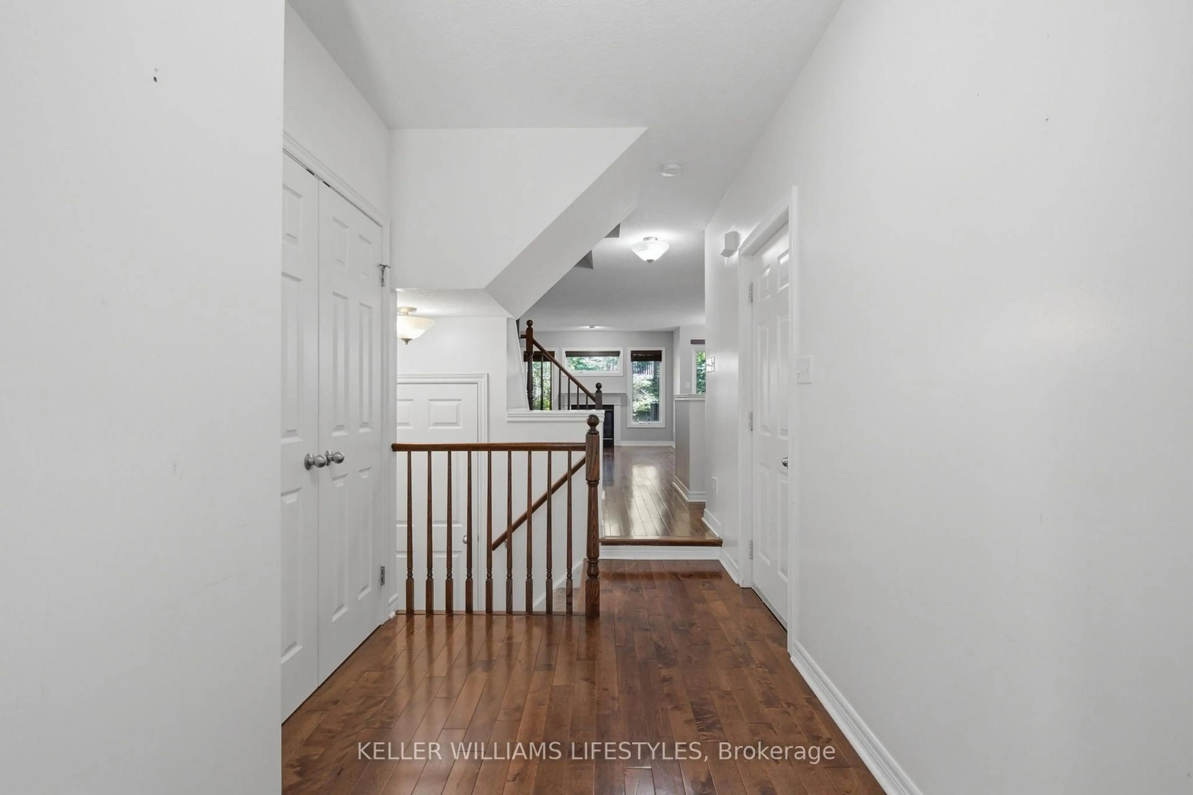Indoor foyer for 505 Blue Jay Dr #23, London North Ontario N5X 7K7