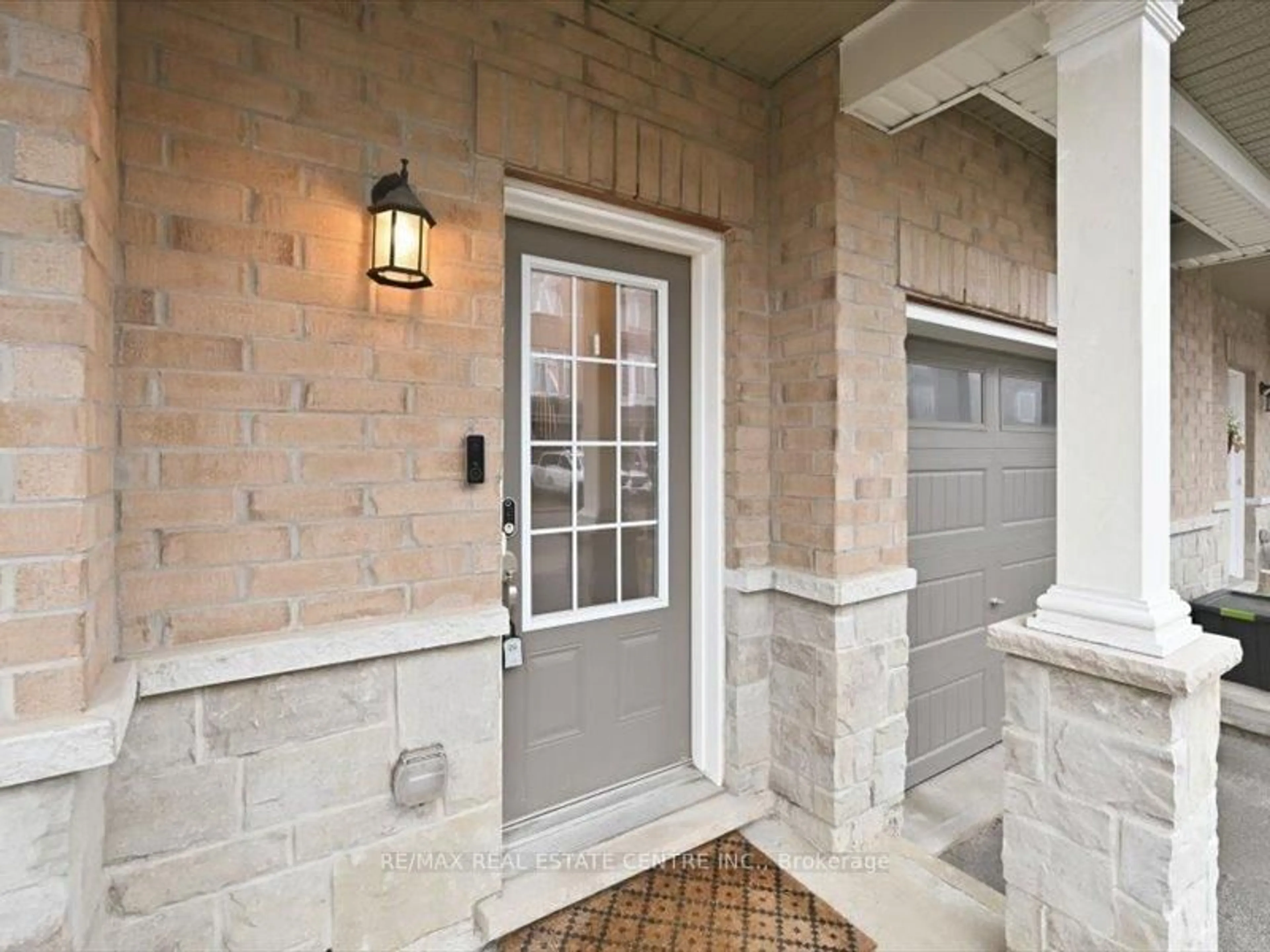 Indoor entryway for 122 Dundas St #9, Hamilton Ontario L9H 7N3
