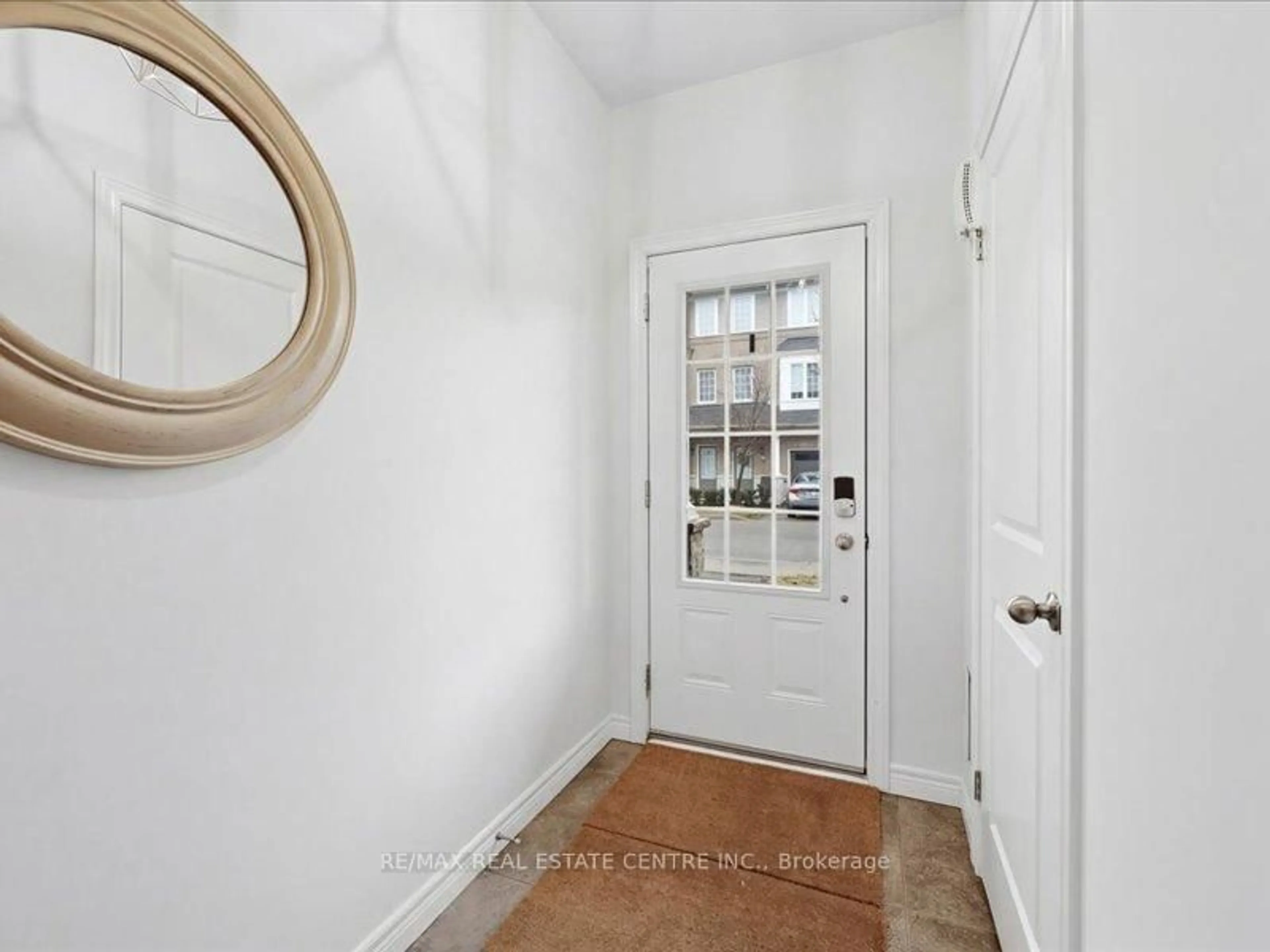 Indoor entryway for 122 Dundas St #9, Hamilton Ontario L9H 7N3