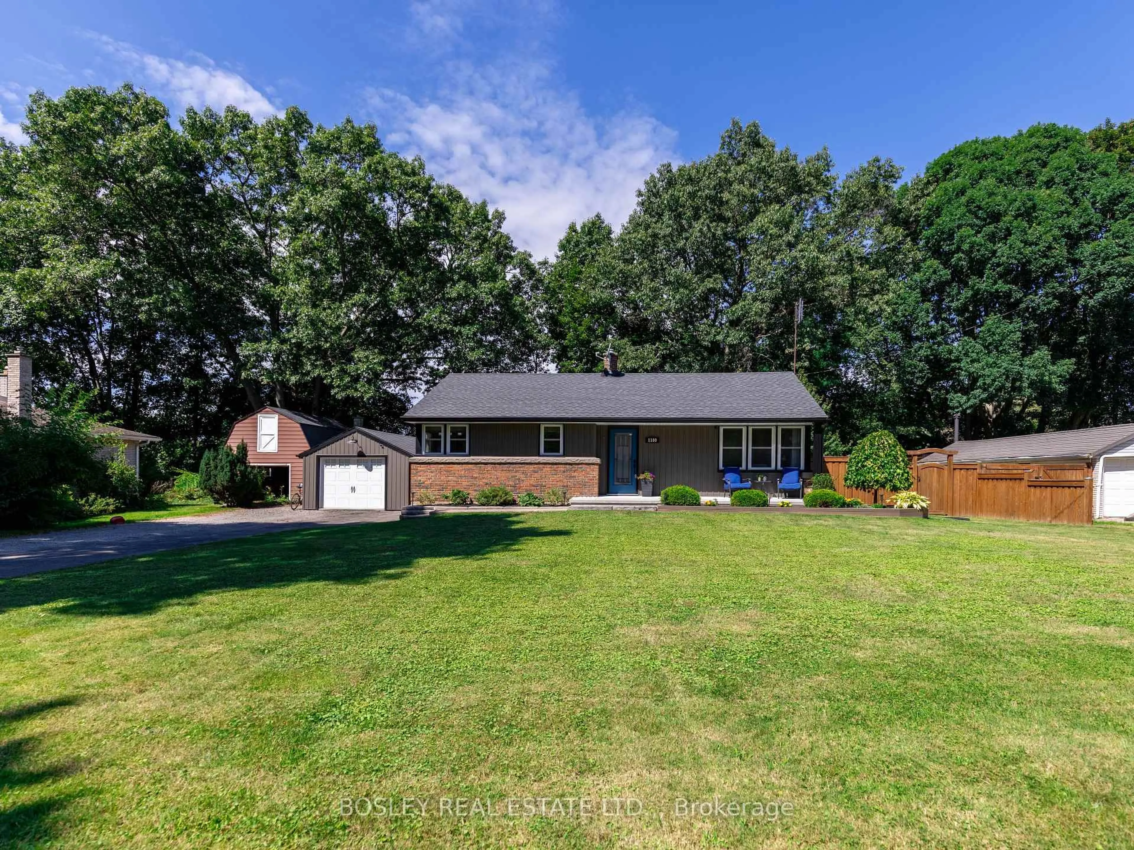 A pic from outside/outdoor area/front of a property/back of a property/a pic from drone, unknown for 1180 Sunset Dr, Pelham Ontario L0S 1C0