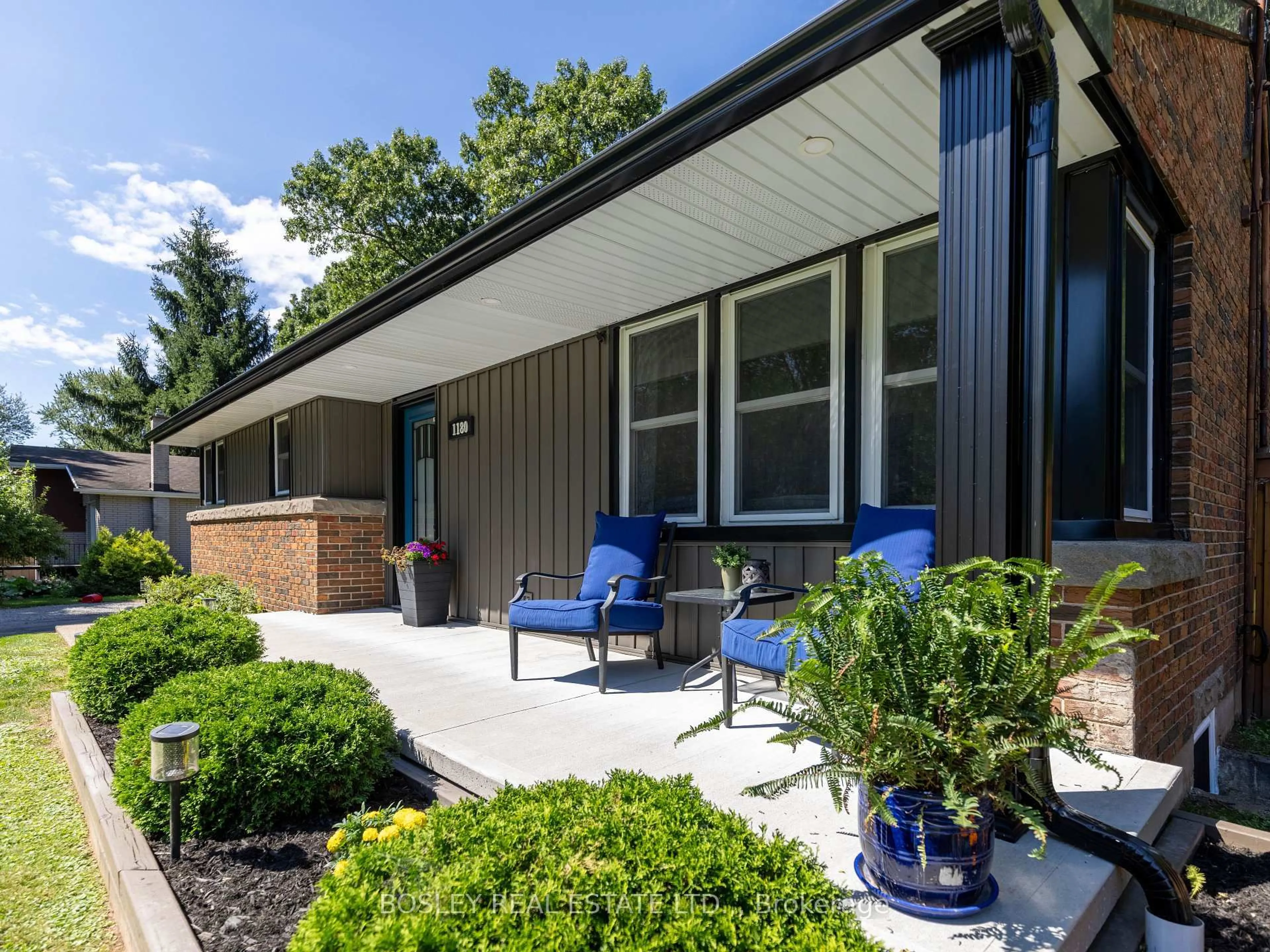 Home with vinyl exterior material, street for 1180 Sunset Dr, Pelham Ontario L0S 1C0