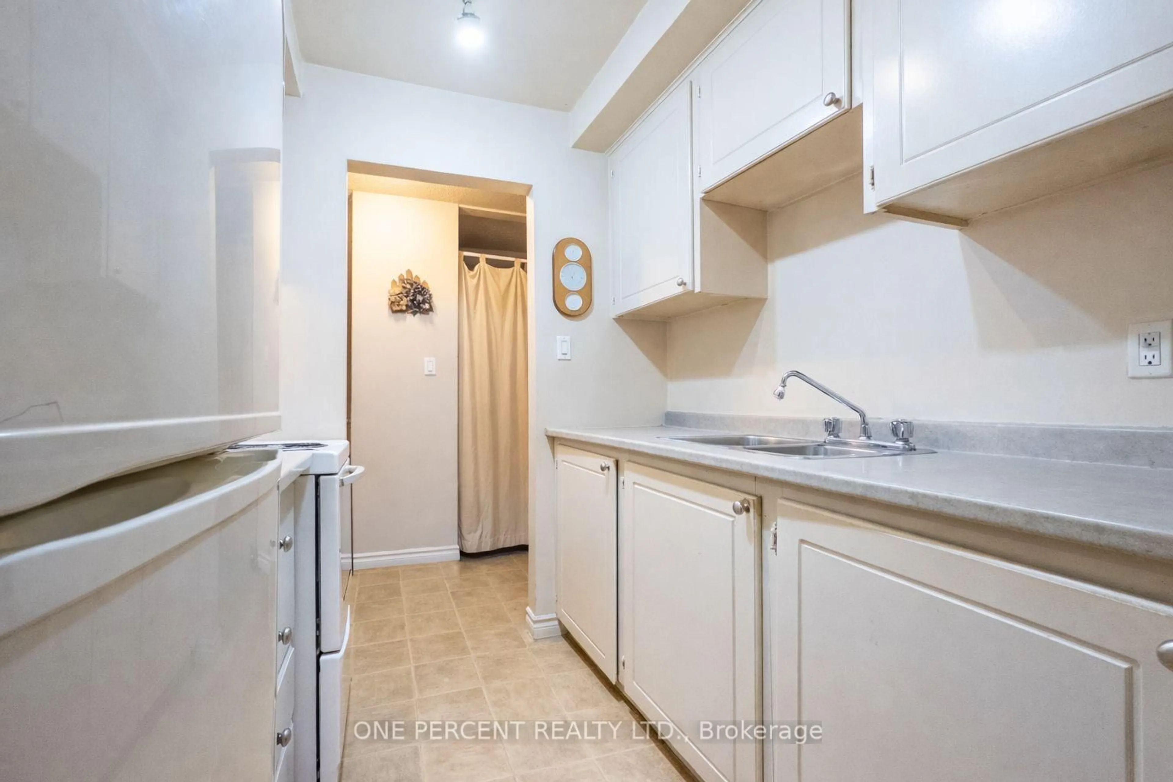 Standard kitchen, unknown for 25 COLLEGE St #206, Belleville Ontario K8P 3A3