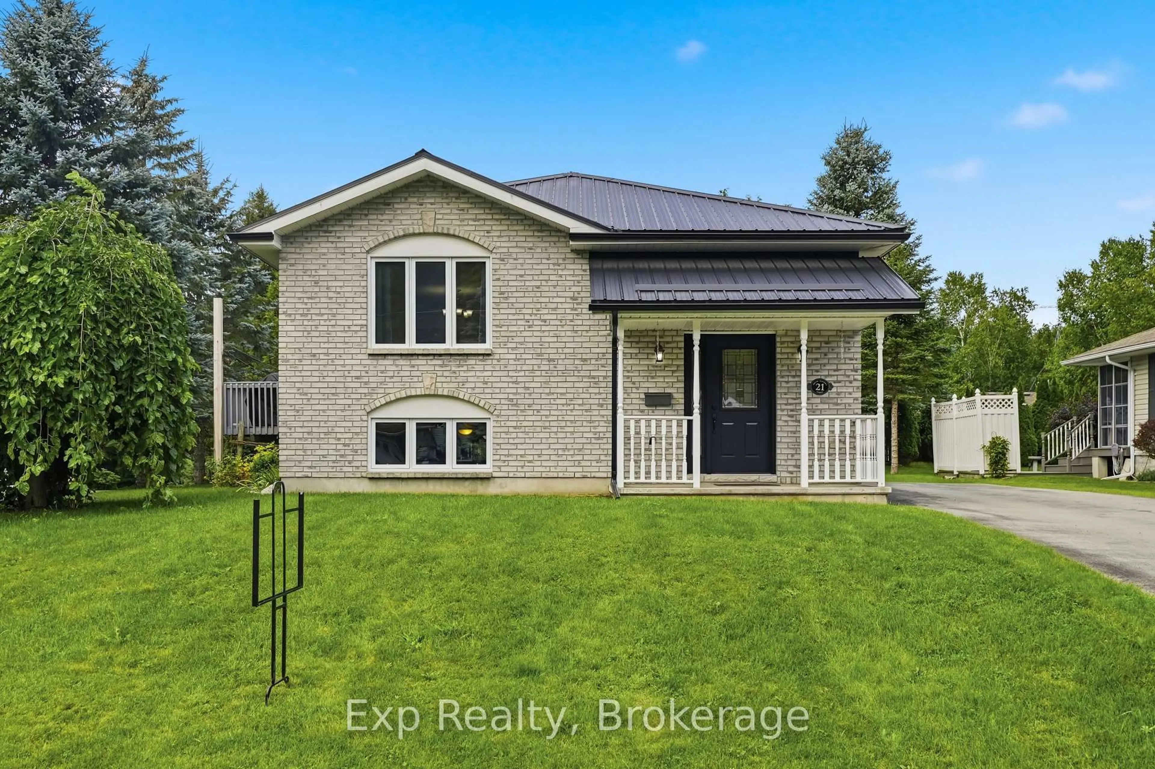 Home with brick exterior material, building for 21 South Maloney St, Limoges Ontario K0K 2M0