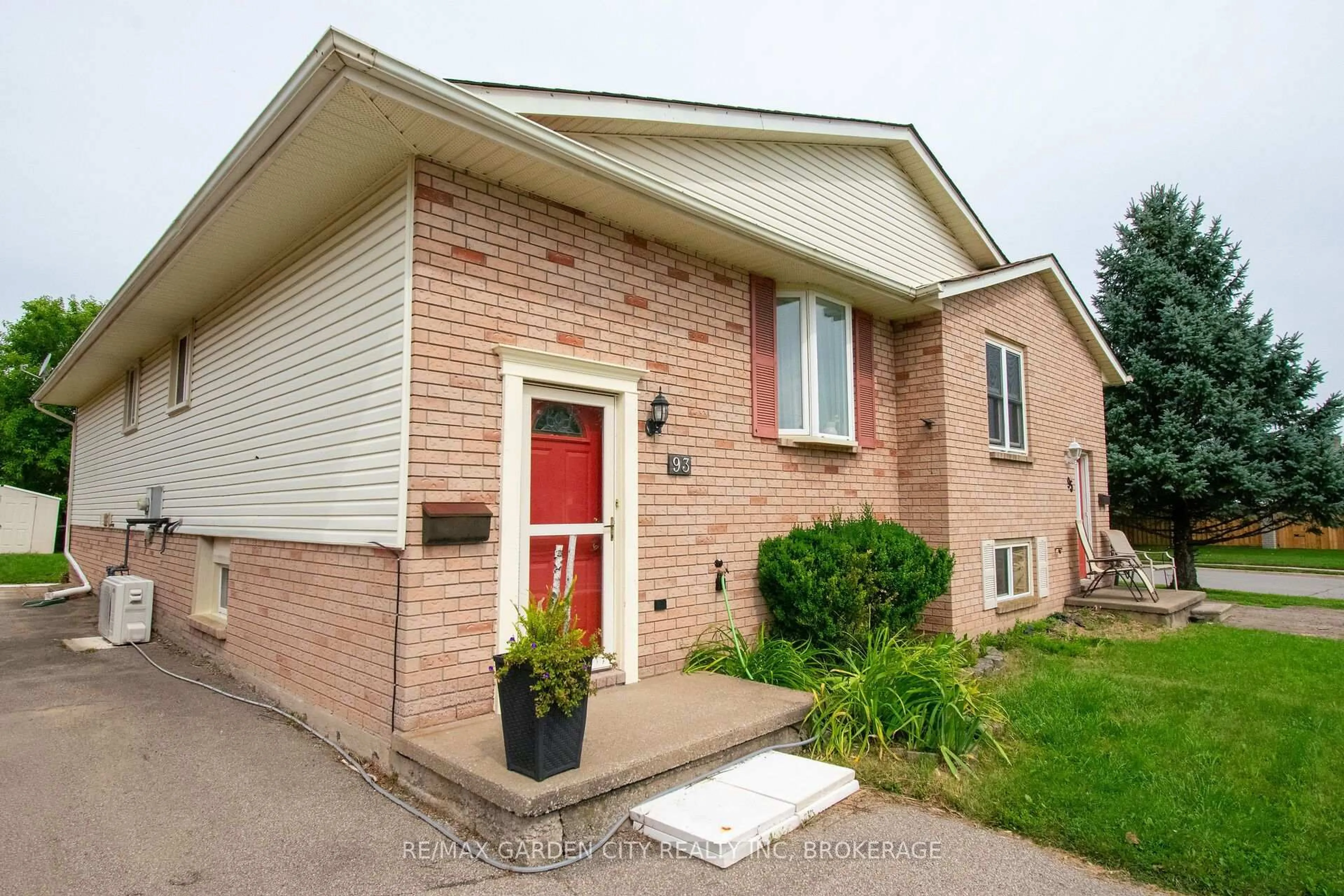 Home with brick exterior material, street for 93 NORTHWOOD Dr, Welland Ontario L3C 6S3
