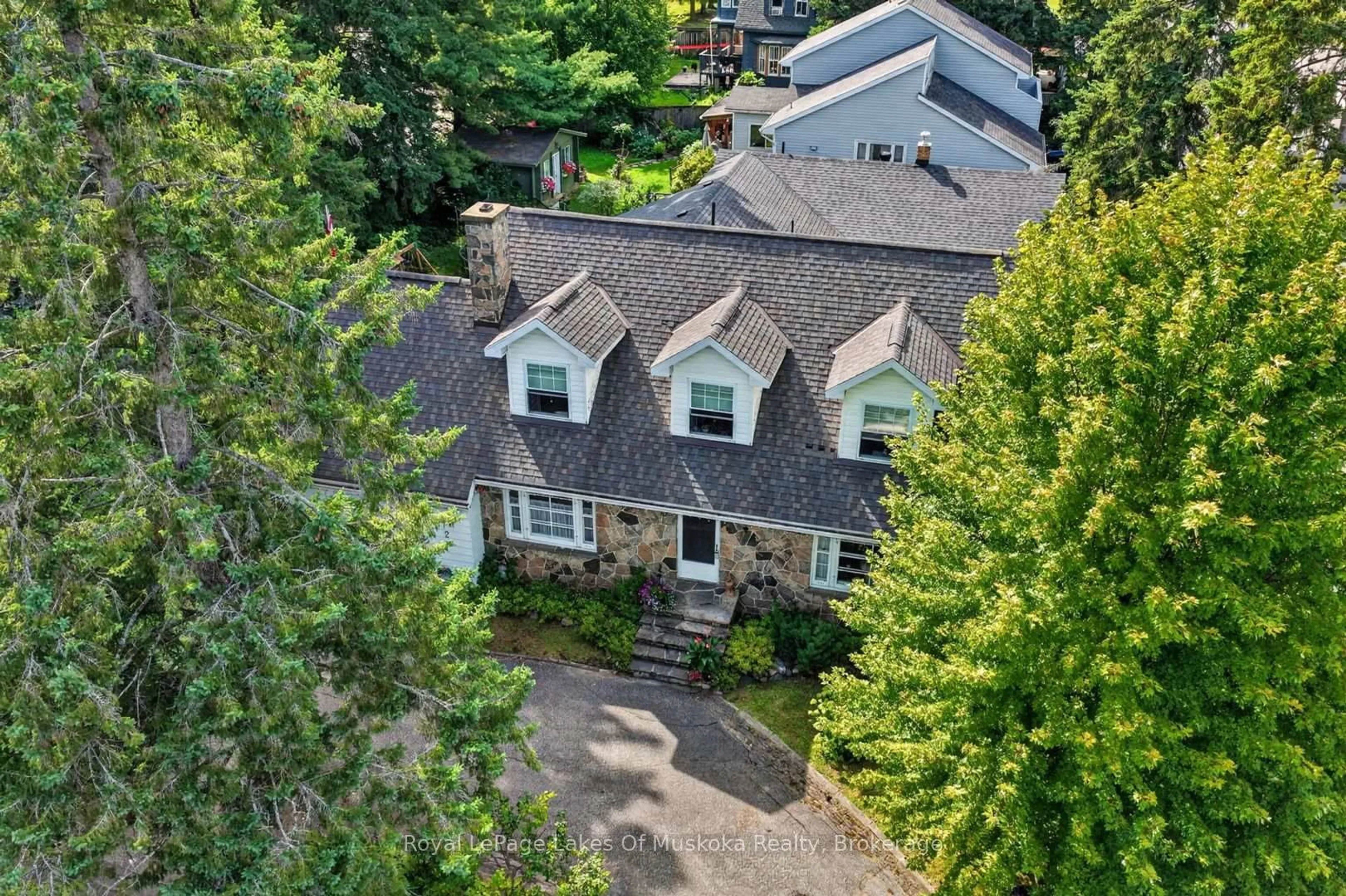 A pic from outside/outdoor area/front of a property/back of a property/a pic from drone, street for 2 Mountview Ave, Huntsville Ontario P1H 1G8