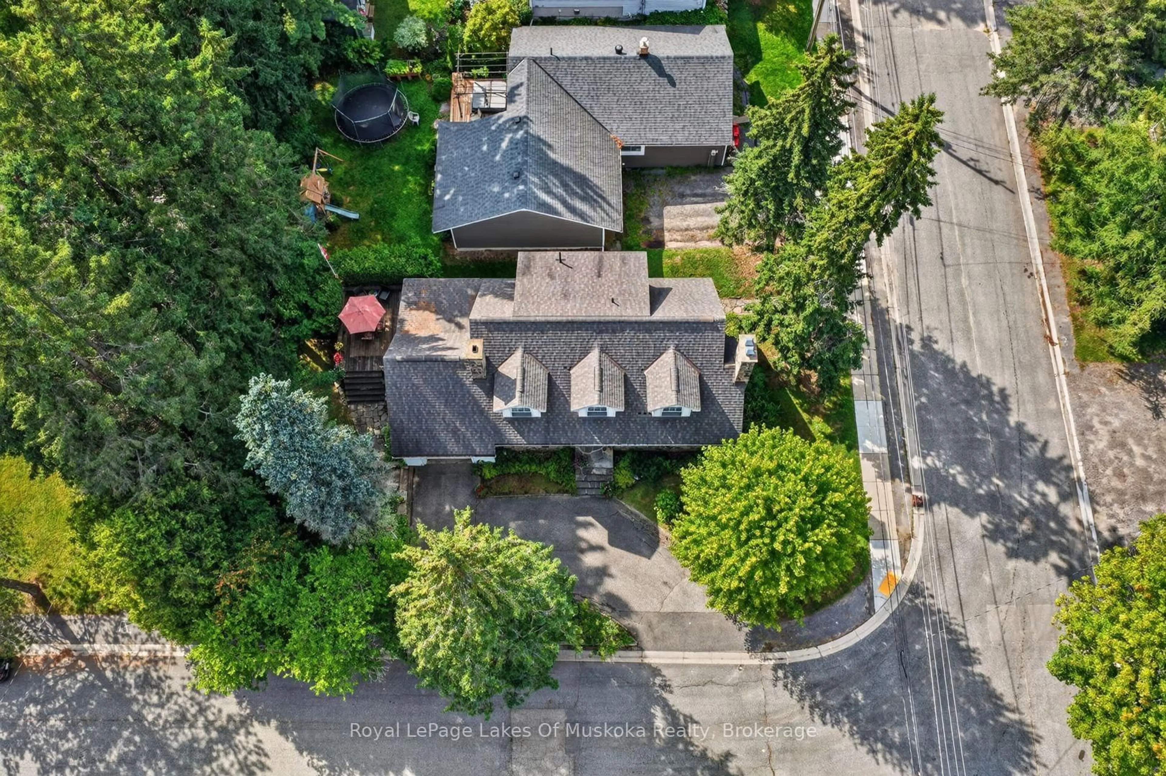 A pic from outside/outdoor area/front of a property/back of a property/a pic from drone, street for 2 Mountview Ave, Huntsville Ontario P1H 1G8