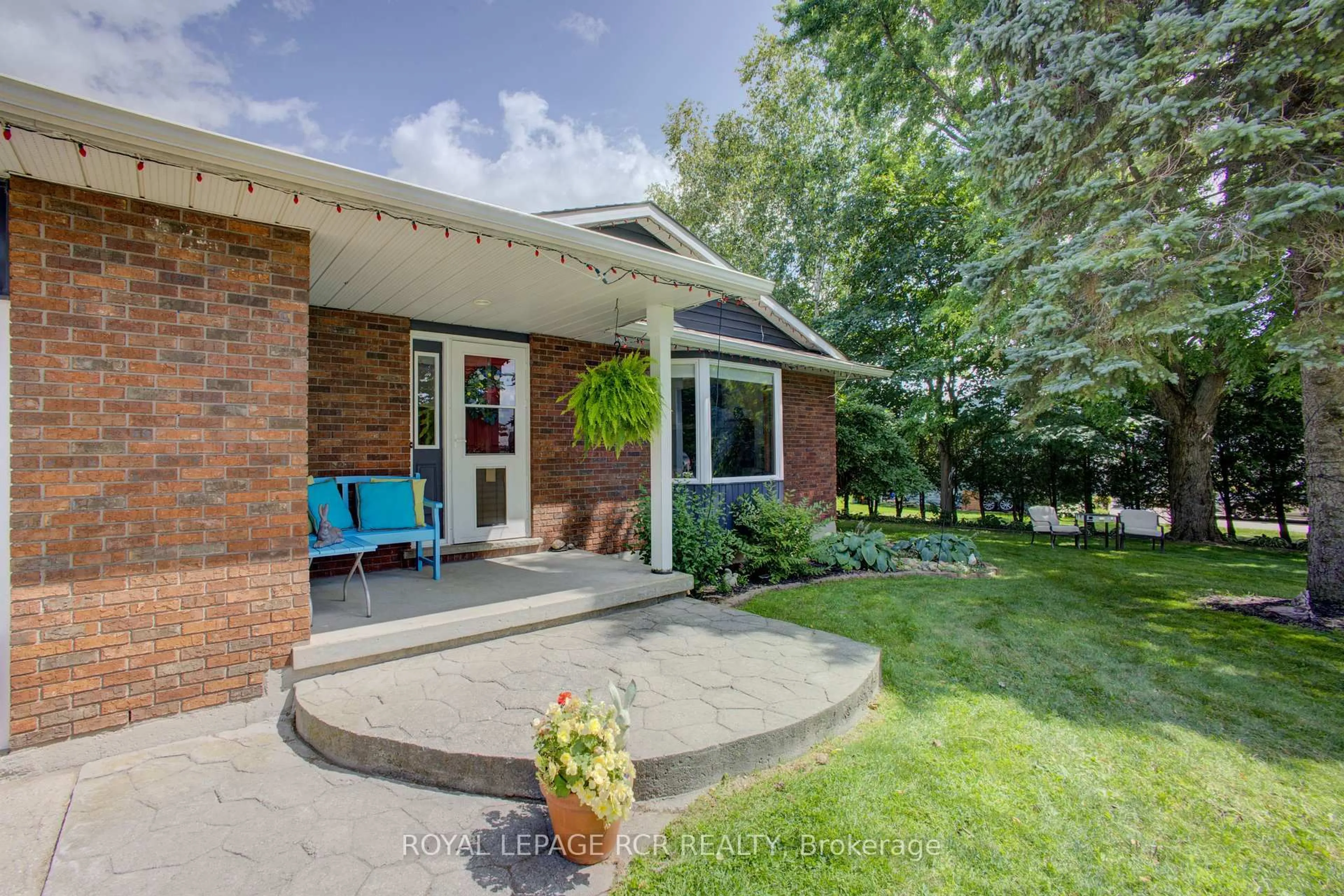 Patio, street for 181 McFarlin Dr, Southgate Ontario N0G 2L0
