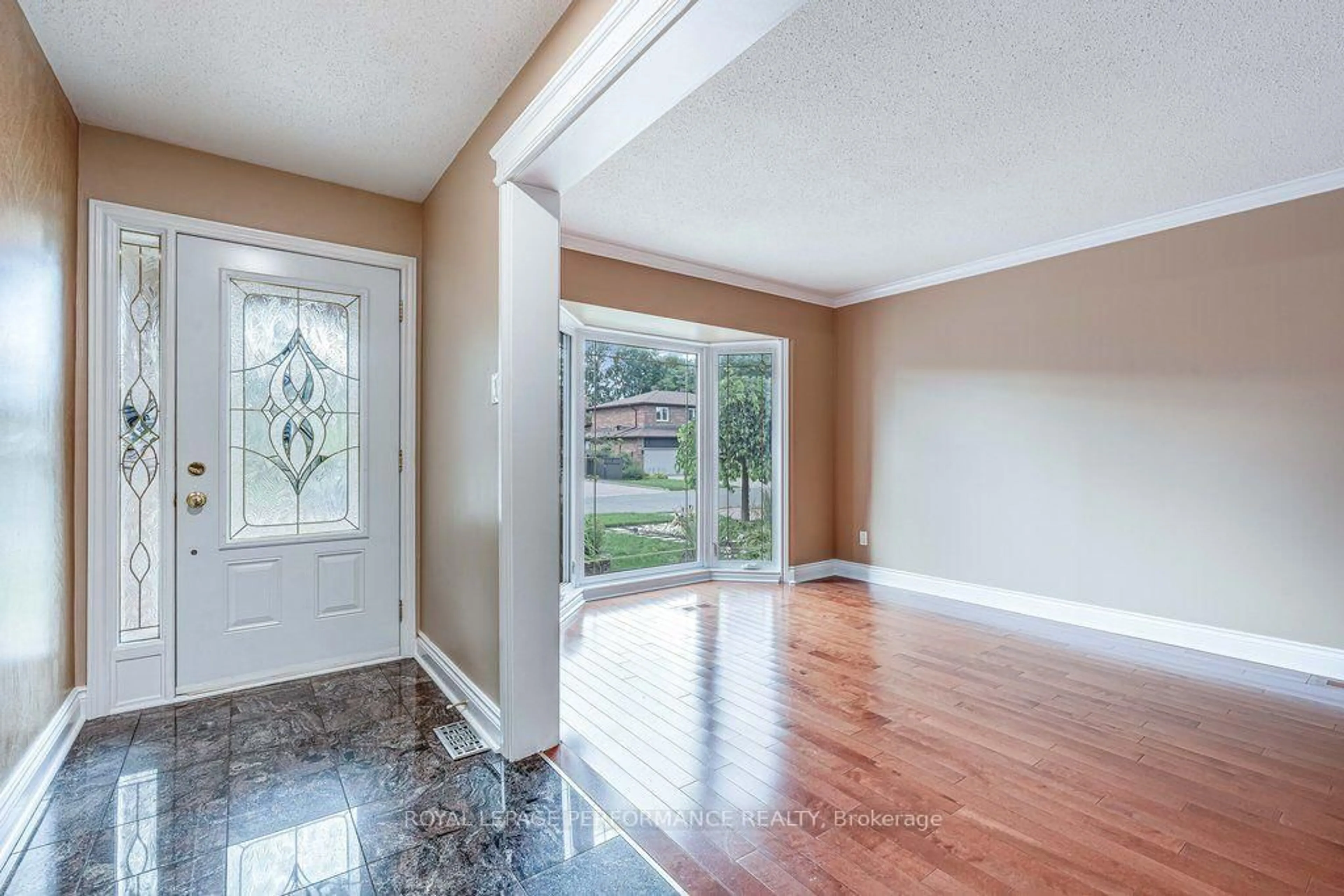 Indoor entryway for 57 Paula Cres, Ottawa Ontario K2H 8Y8