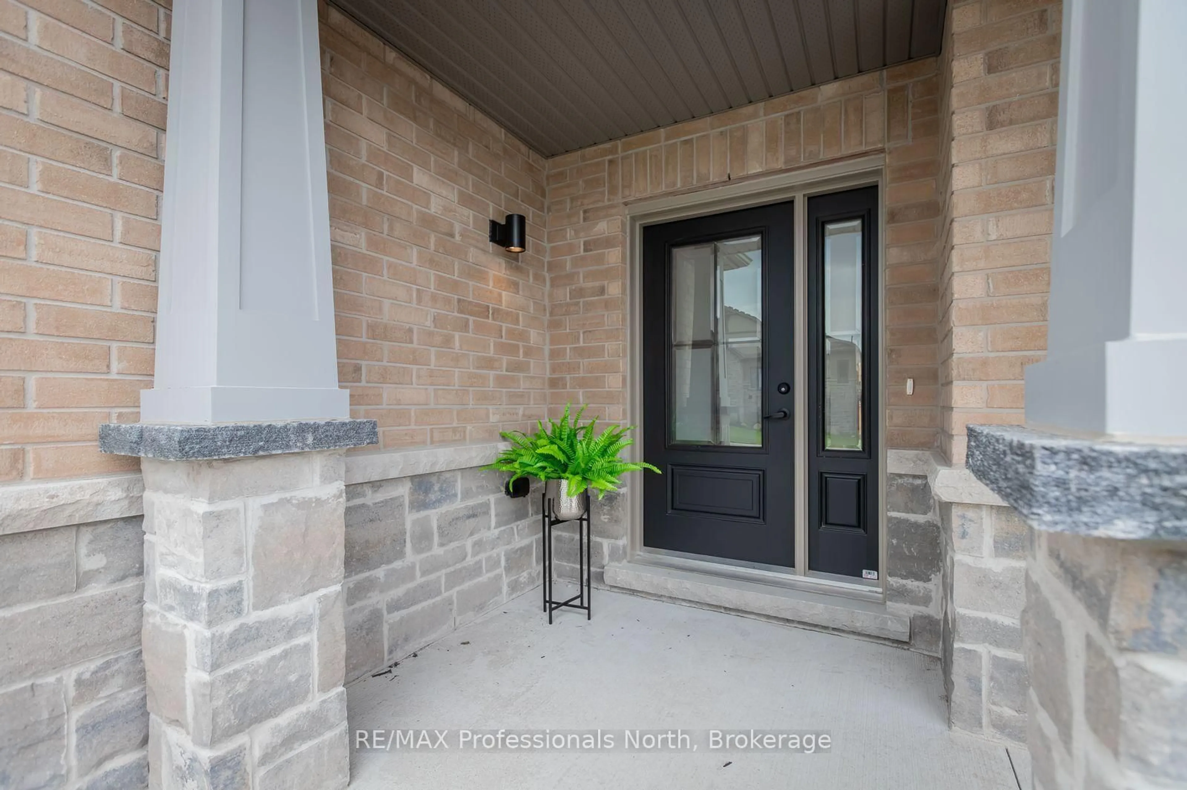 Indoor entryway for 75 Eaglecrest Ave, Huntsville Ontario P1H 0G5