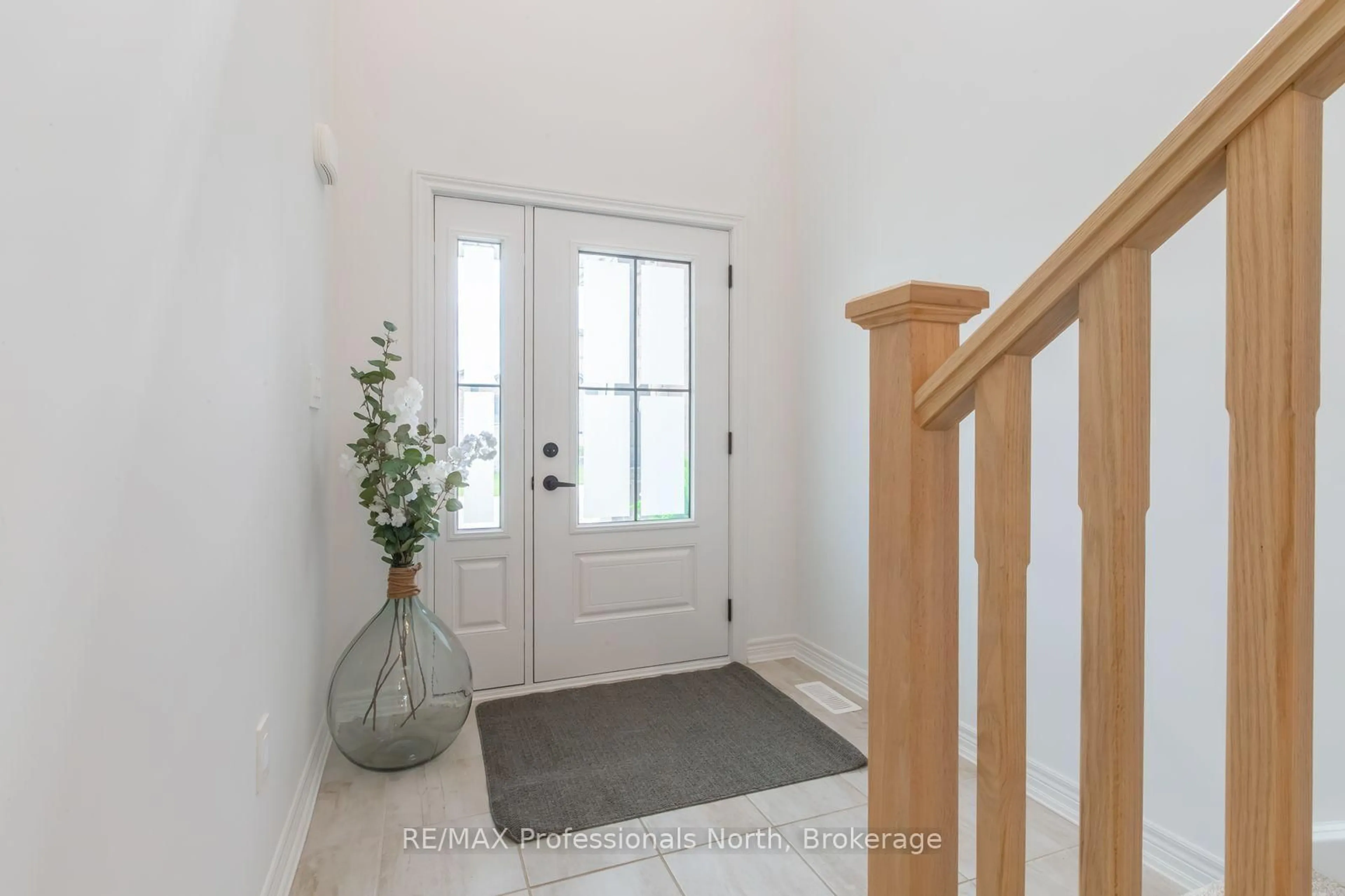 Indoor entryway for 75 Eaglecrest Ave, Huntsville Ontario P1H 0G5