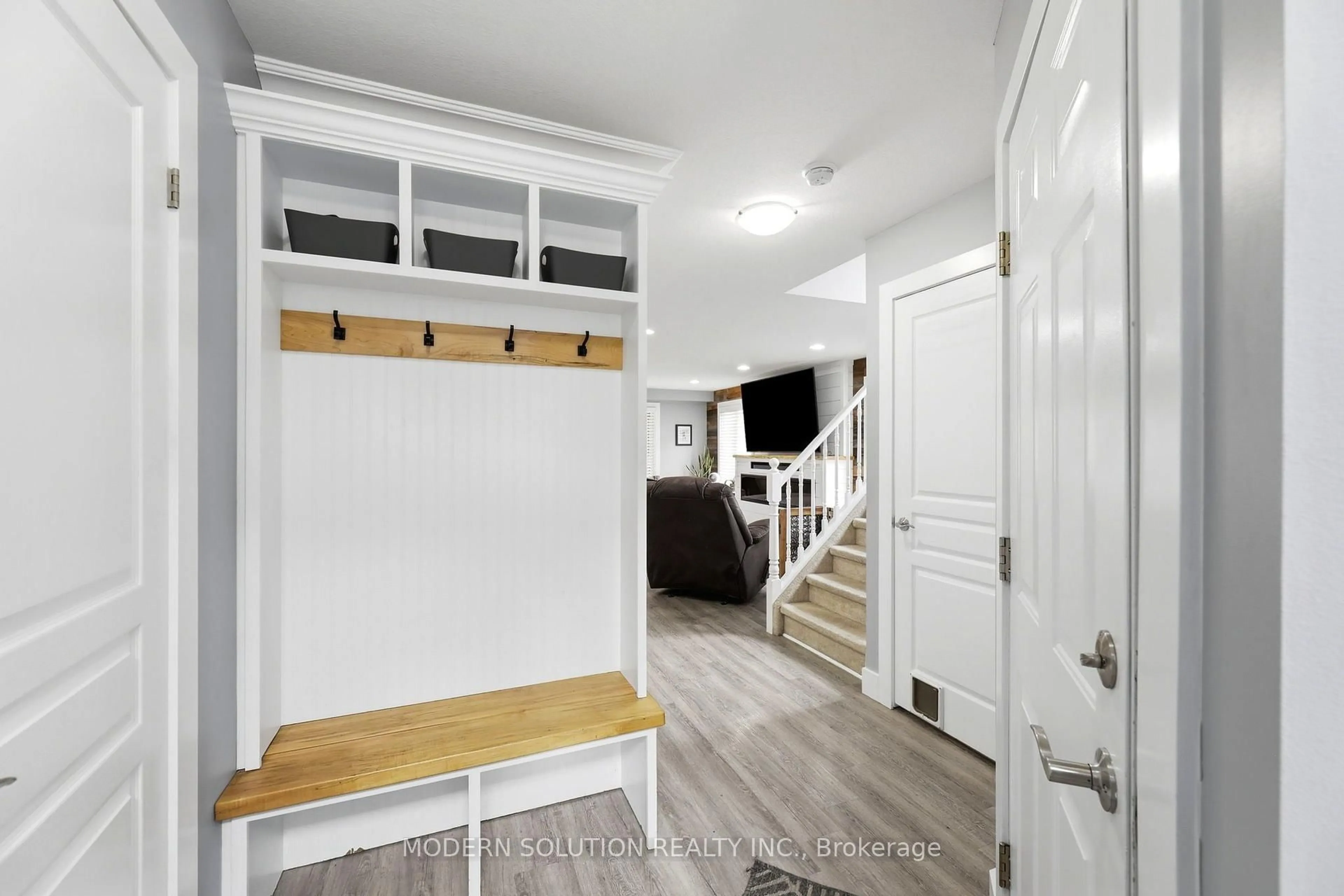 Indoor entryway for 897 Bradshaw Cres, London North Ontario N5X 0B6