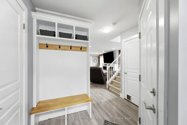 897 Bradshaw Cres, London North 5