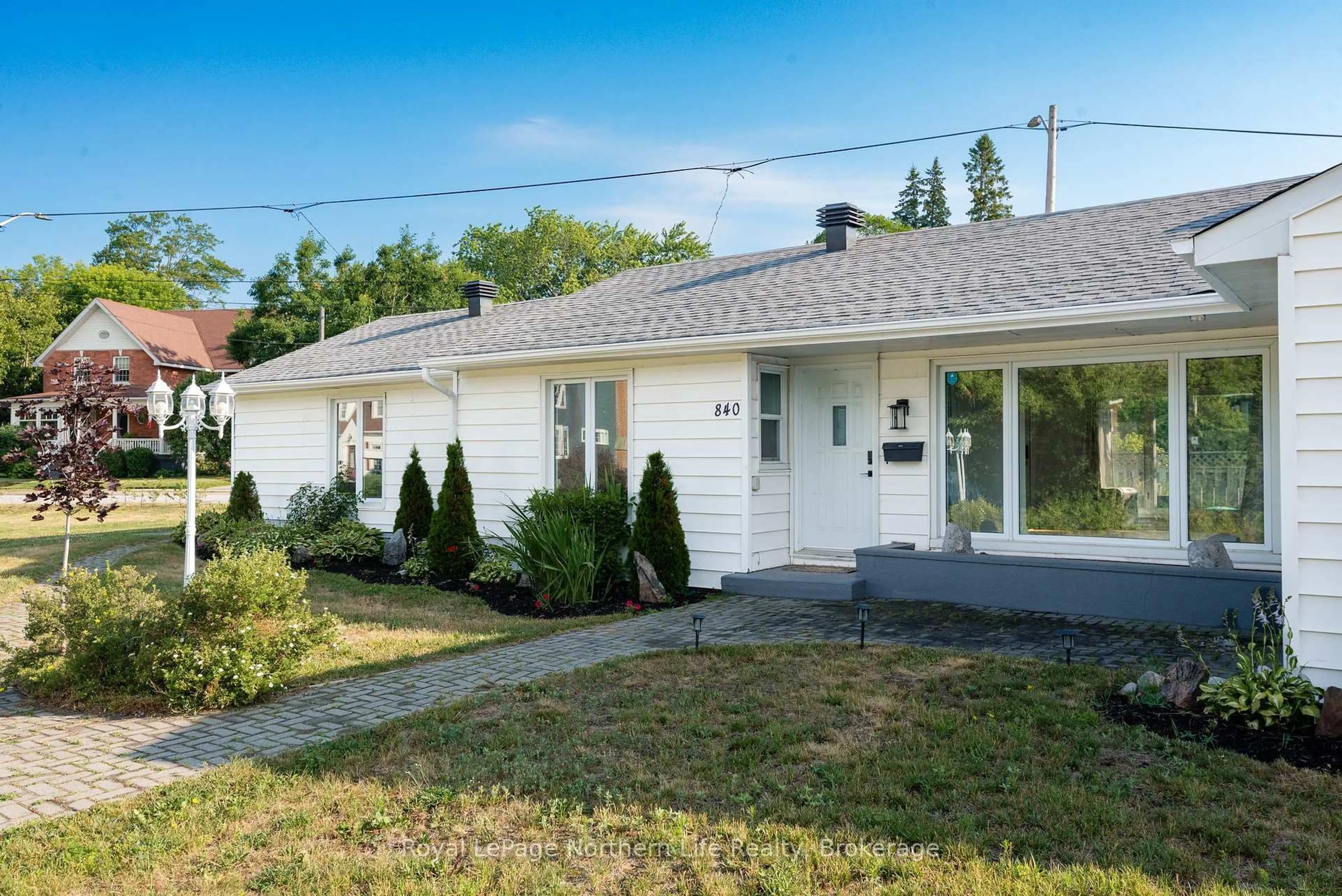 Home with vinyl exterior material, street for 840 Mclaren St, North Bay Ontario P1B 3L8