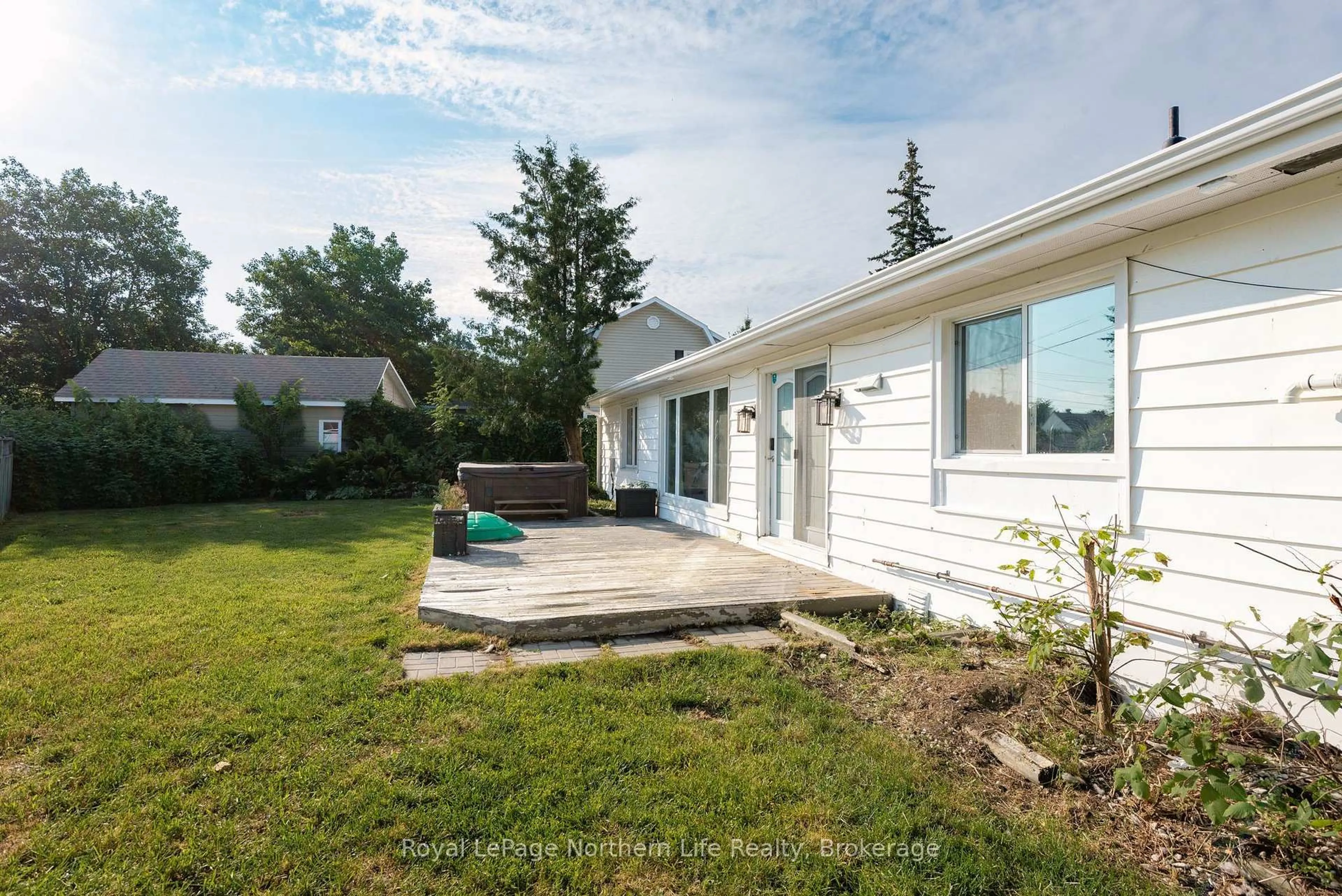 Home with vinyl exterior material, street for 840 Mclaren St, North Bay Ontario P1B 3L8
