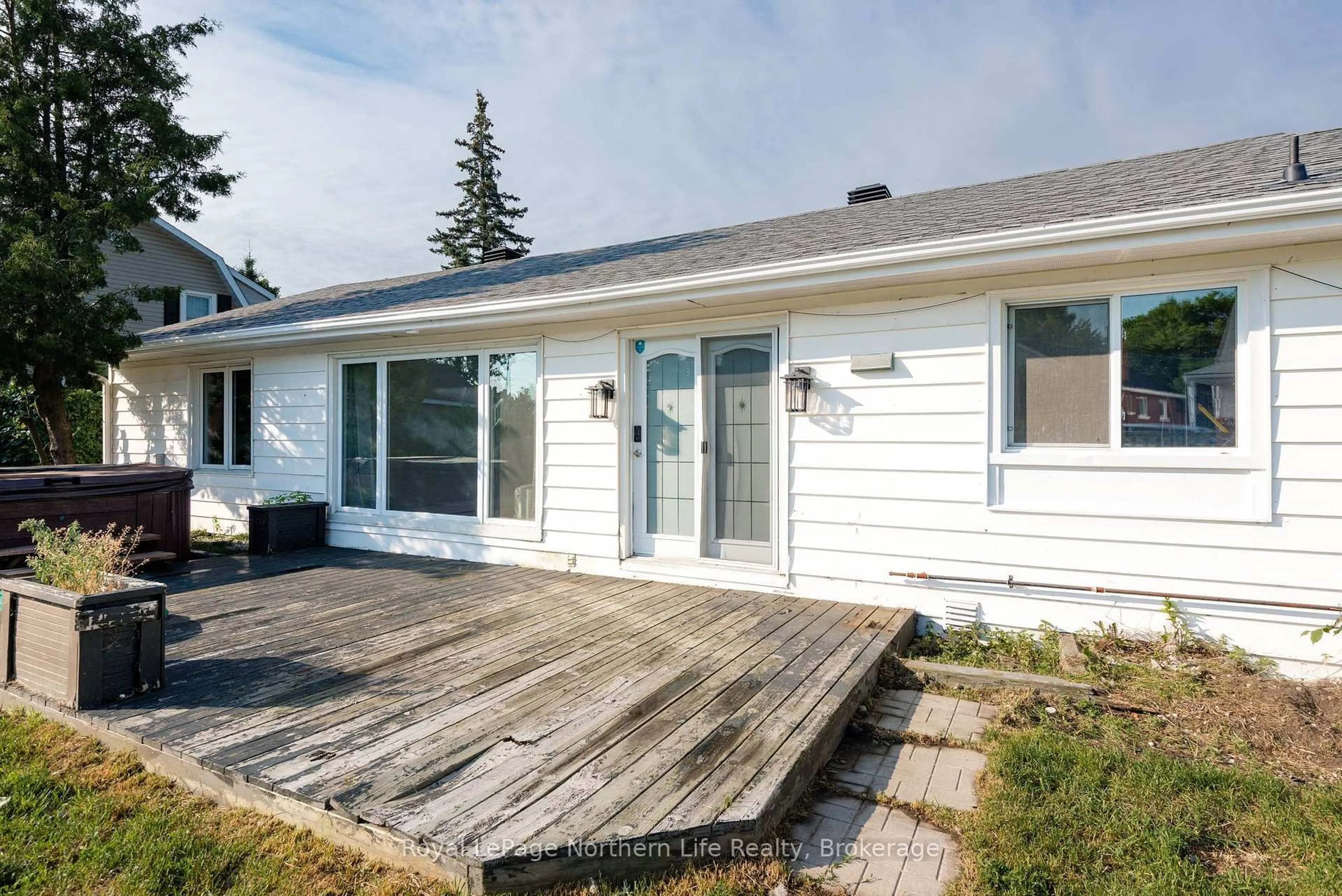 Home with vinyl exterior material, street for 840 Mclaren St, North Bay Ontario P1B 3L8