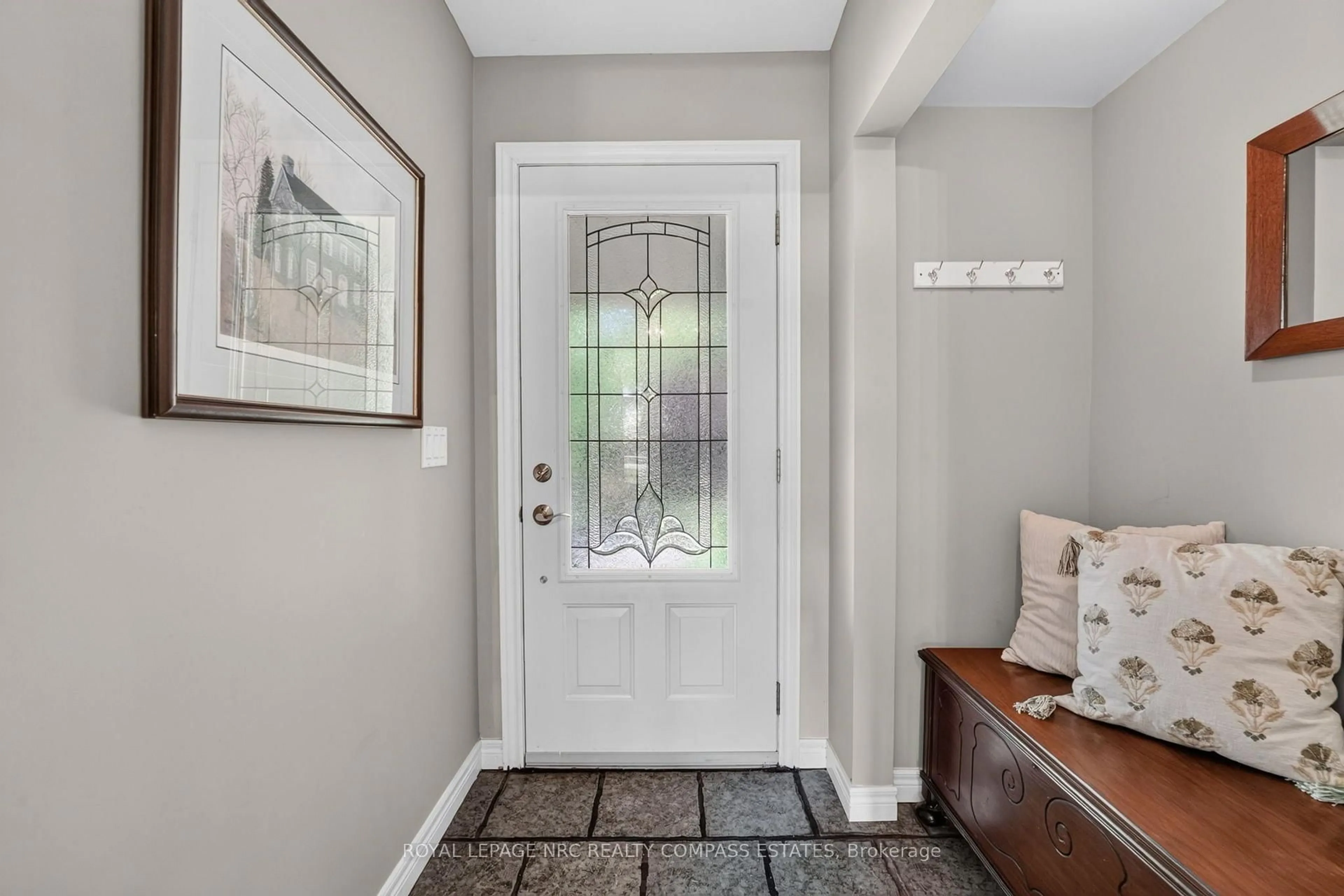 Indoor entryway for 18 Lockview Cres, St. Catharines Ontario L2M 2T3