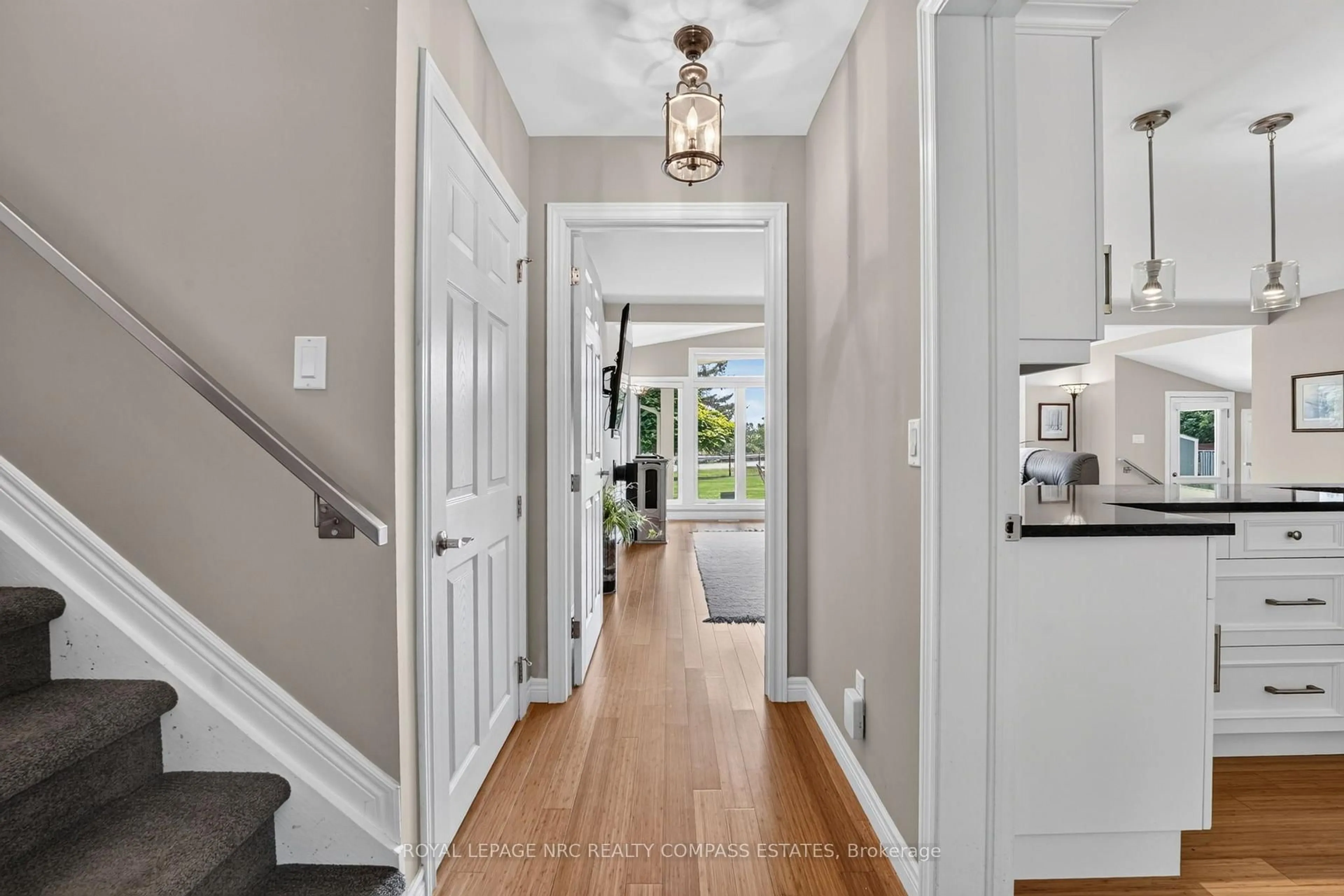 Indoor entryway for 18 Lockview Cres, St. Catharines Ontario L2M 2T3